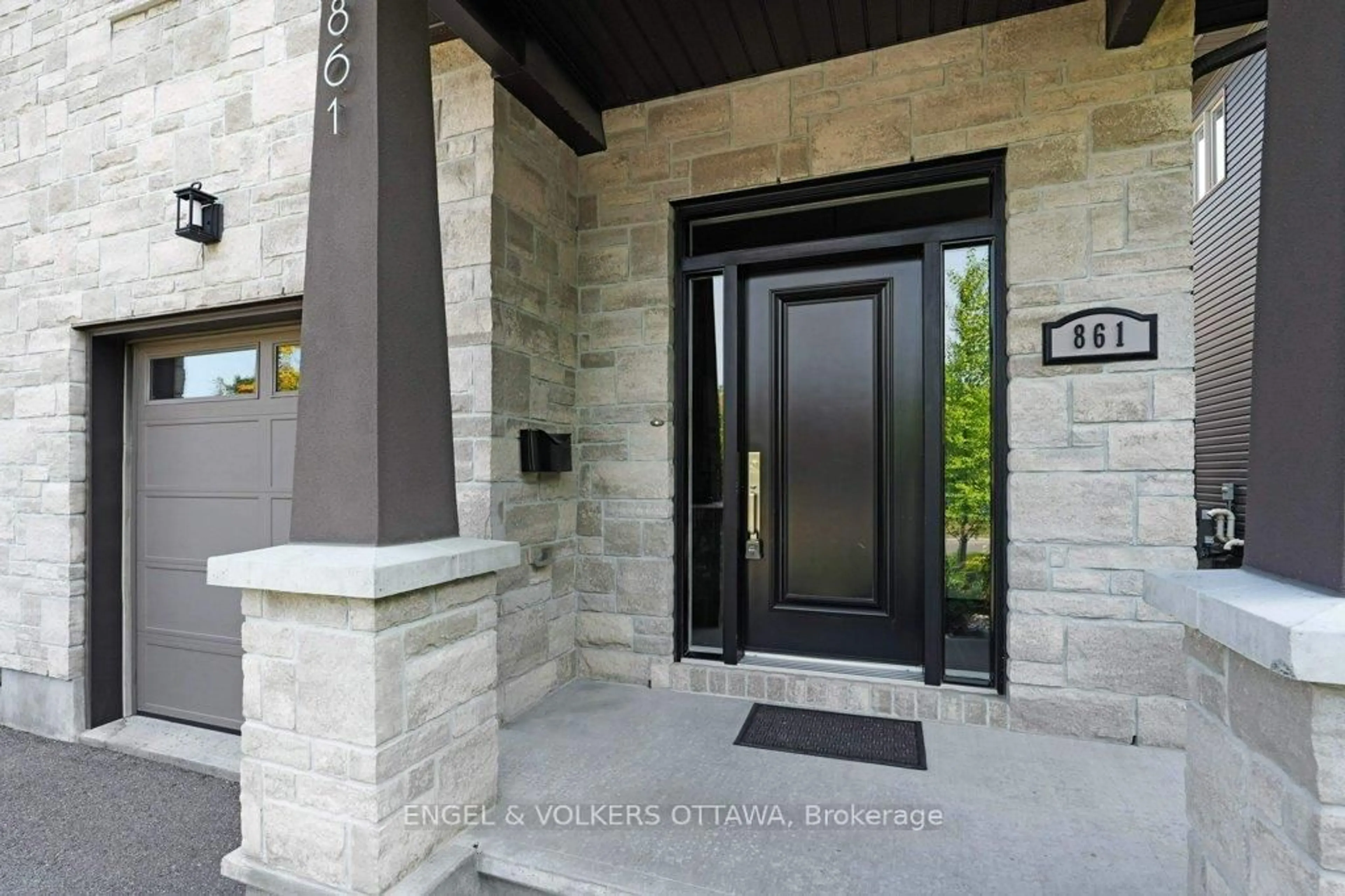 Indoor entryway for 861 Alpine Ave, Ottawa Ontario K2B 5R5