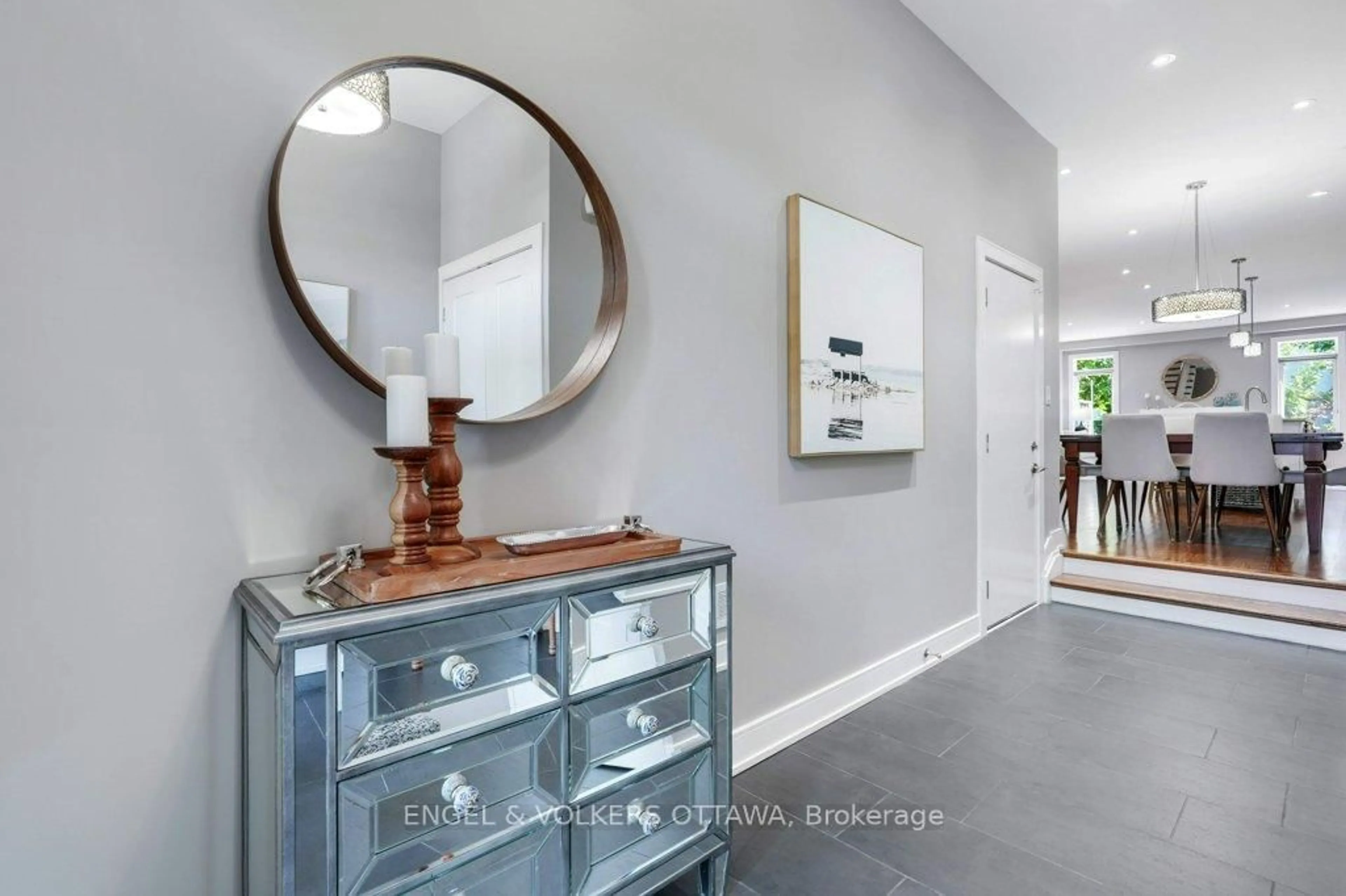Indoor entryway for 861 Alpine Ave, Ottawa Ontario K2B 5R5
