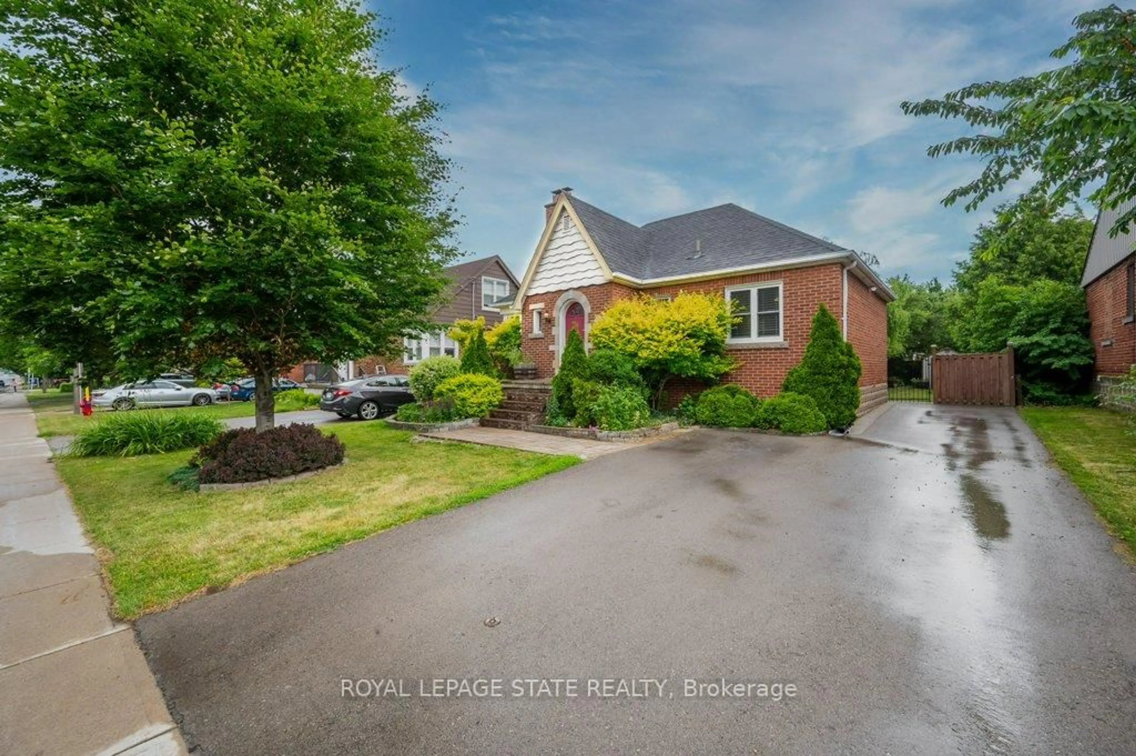 A pic from outside/outdoor area/front of a property/back of a property/a pic from drone, street for 891 Garth St, Hamilton Ontario L9C 4L1