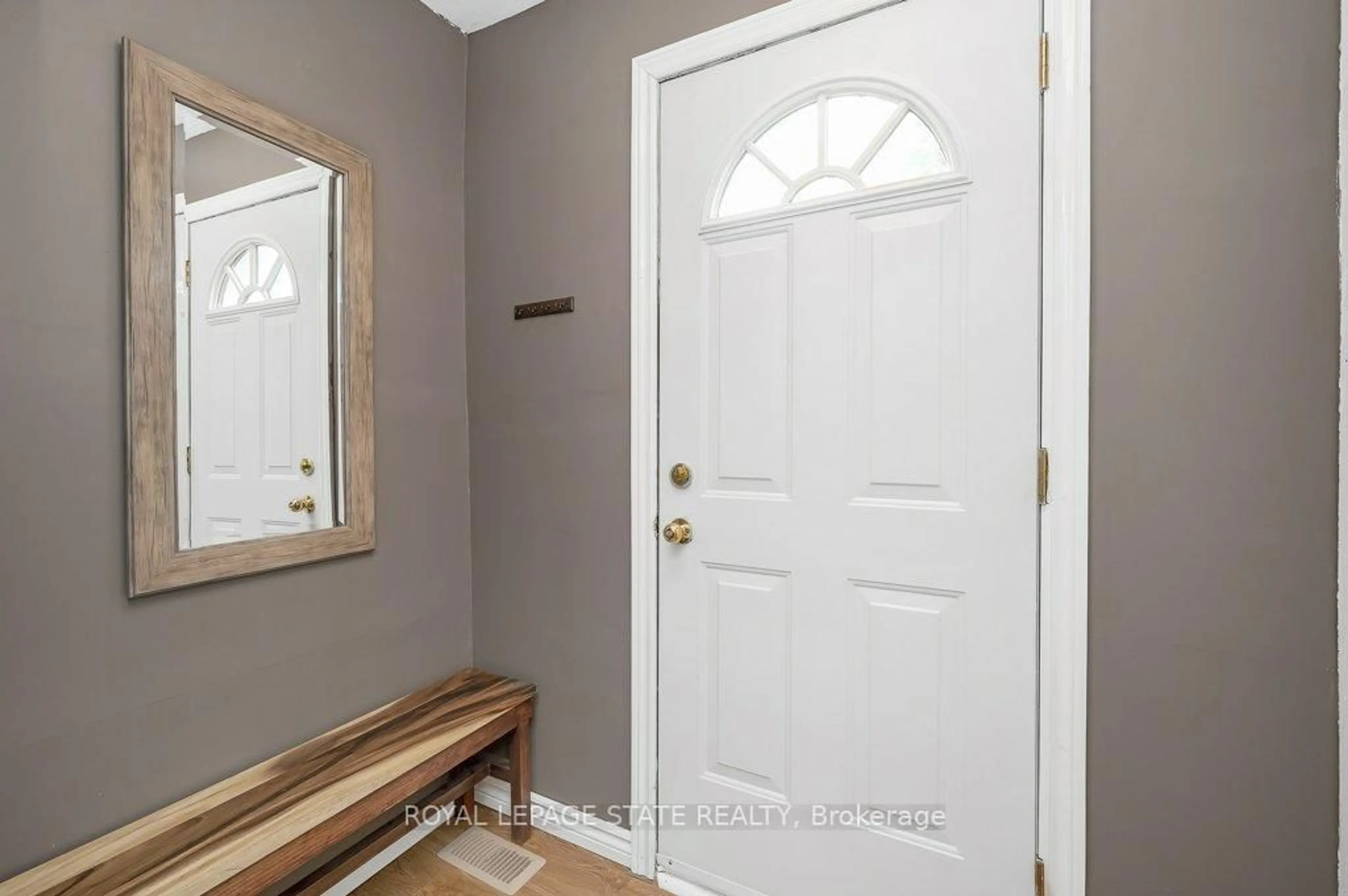Indoor entryway for 891 Garth St, Hamilton Ontario L9C 4L1