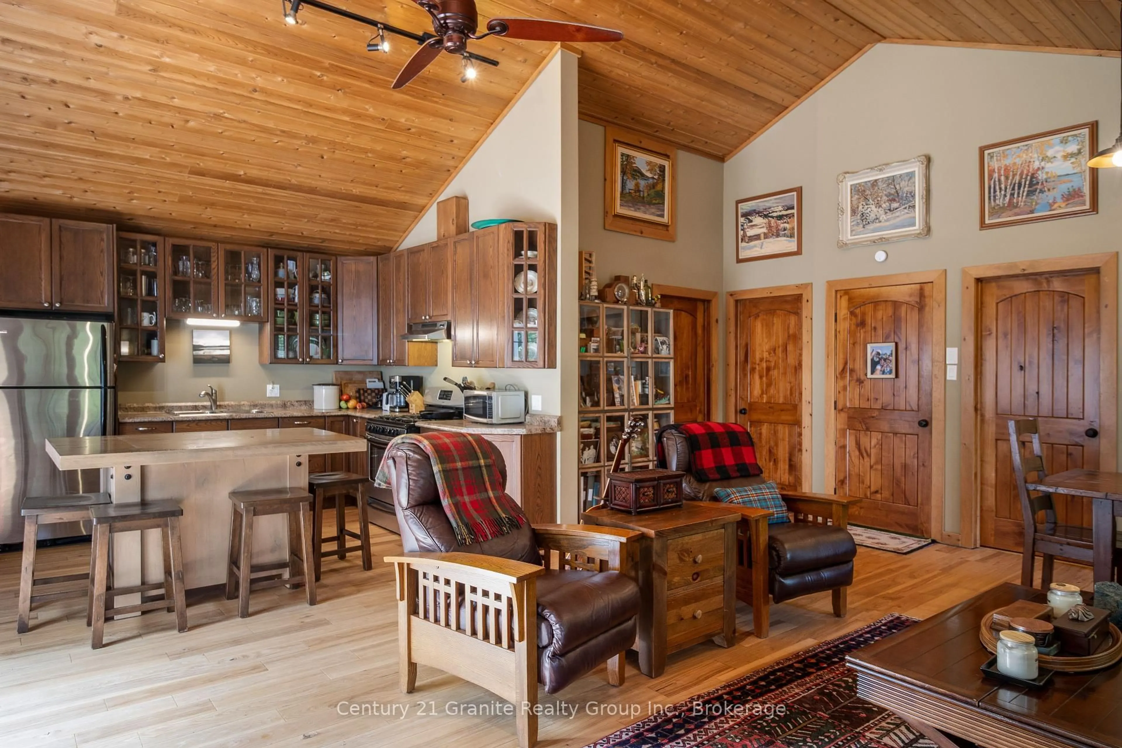 Rustic kitchen, wood/laminate floor for 1071 Dardanelles Rd, Dysart et al Ontario K0M 1S0