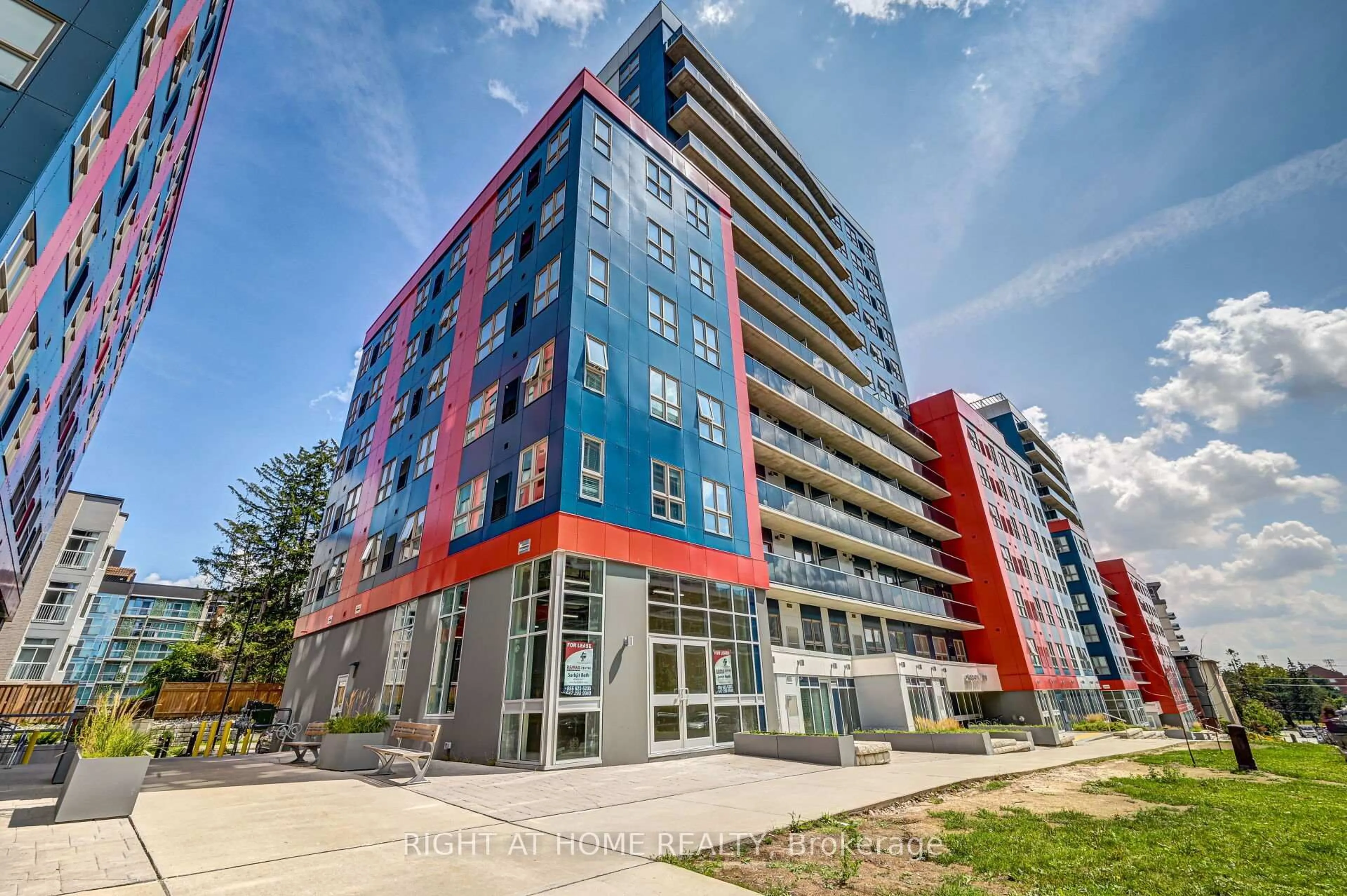 A pic from outside/outdoor area/front of a property/back of a property/a pic from drone, building for 258B Sunview St #215, Waterloo Ontario N2L 3V9