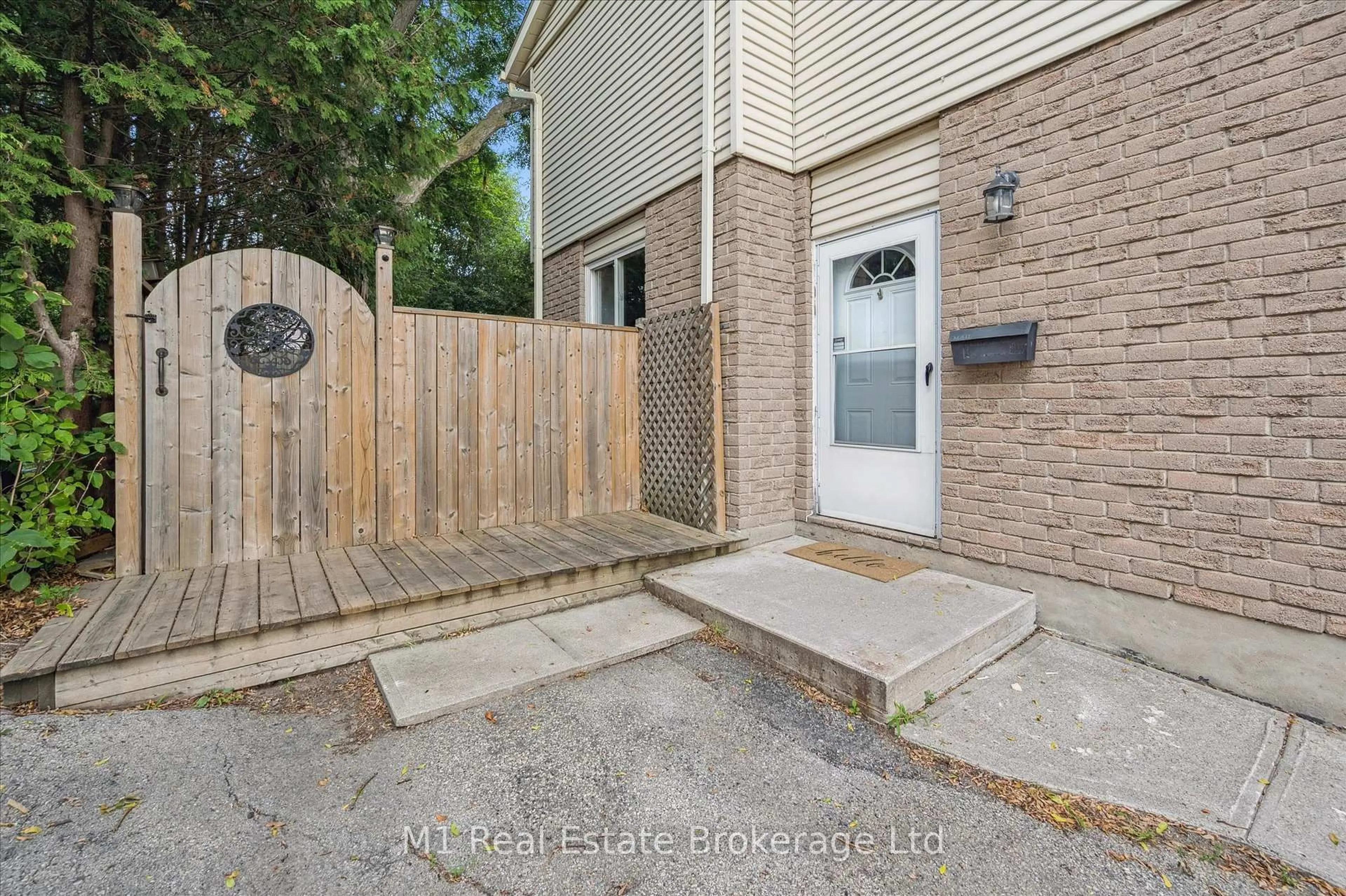 Patio, street for 304 Cole Rd, Guelph Ontario N1G 3J2