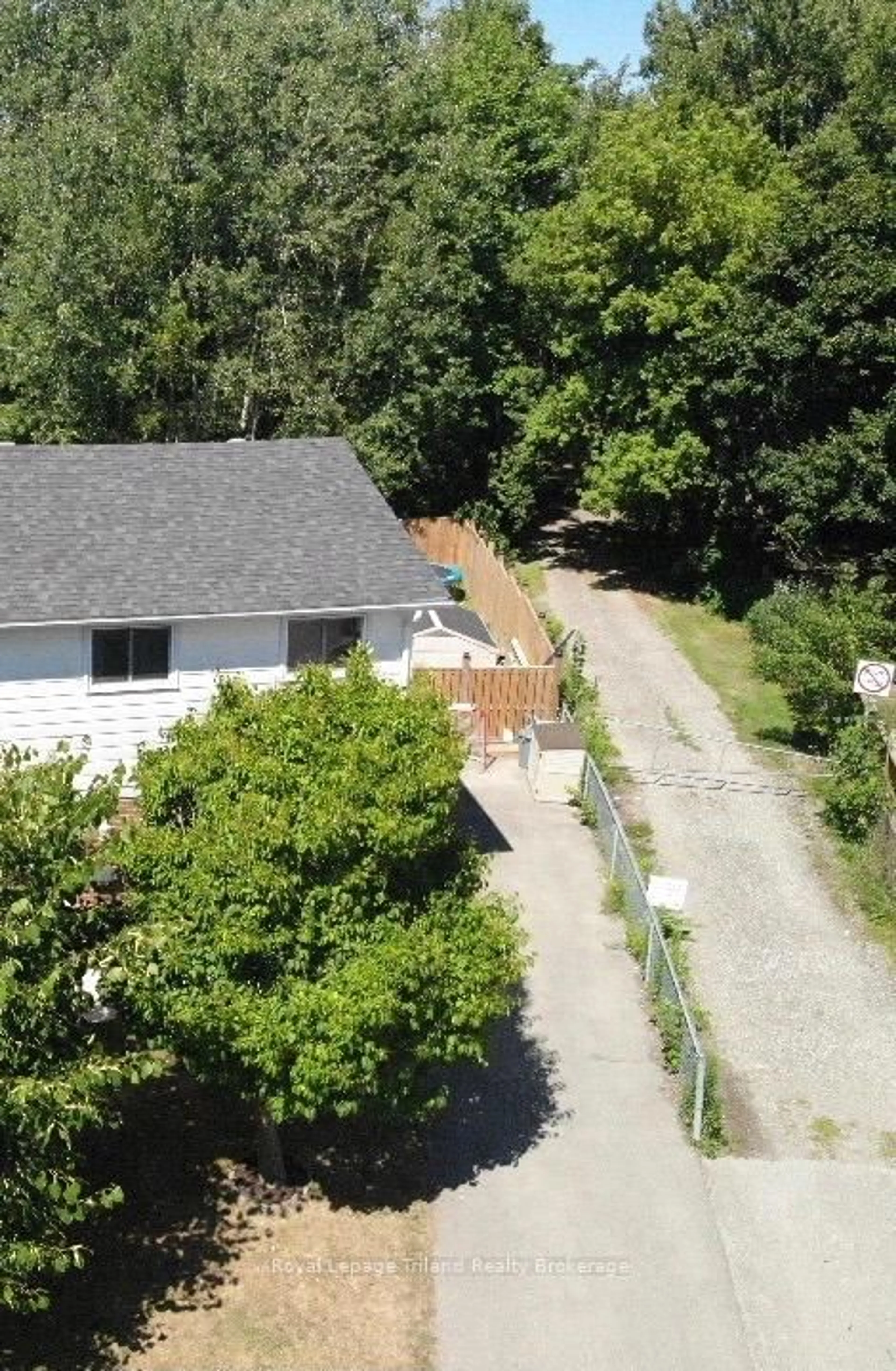 A pic from outside/outdoor area/front of a property/back of a property/a pic from drone, street for 144 Keats Dr, Woodstock Ontario N4S 8B8