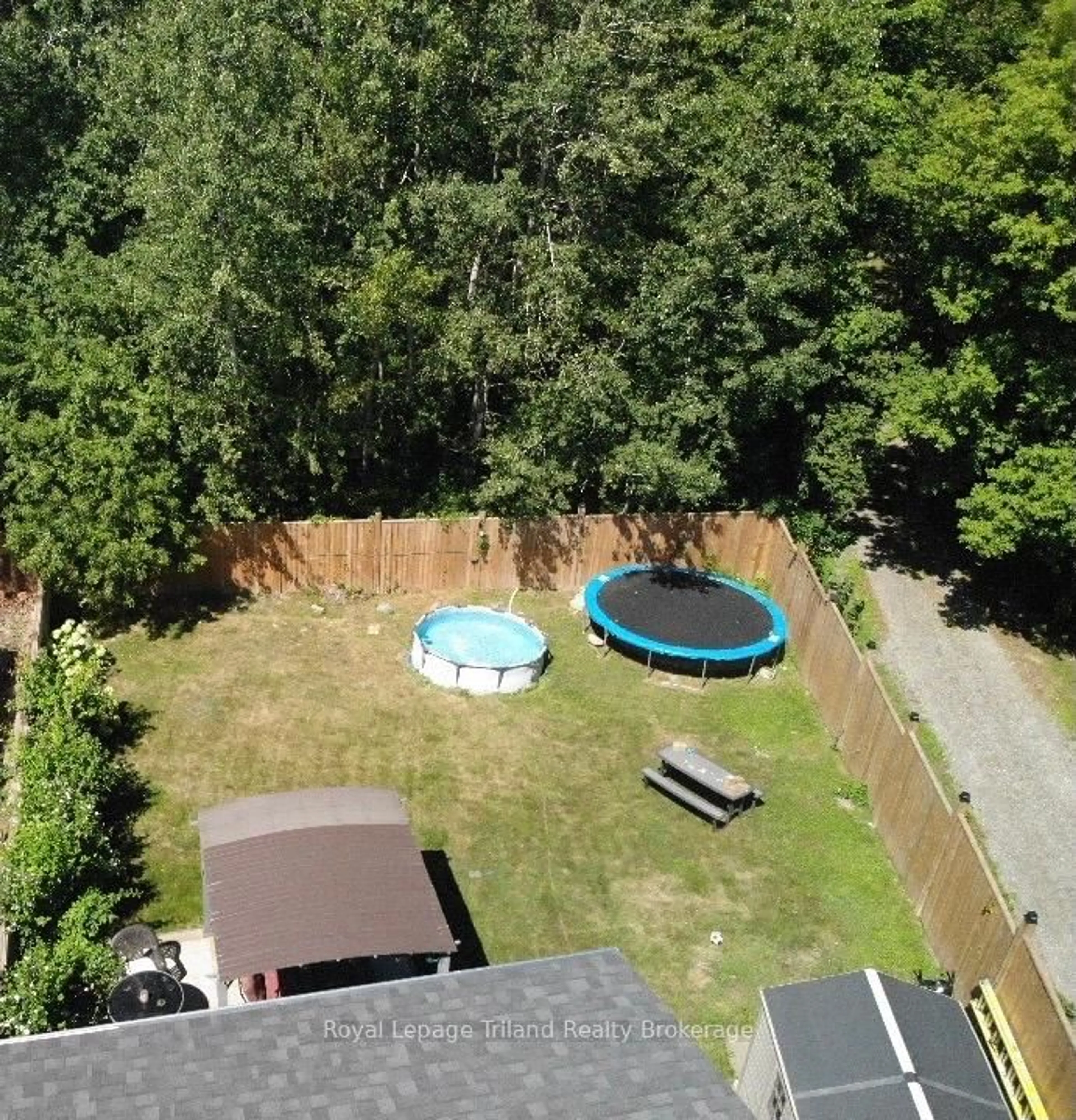 A pic from outside/outdoor area/front of a property/back of a property/a pic from drone, water/lake/river/ocean view for 144 Keats Dr, Woodstock Ontario N4S 8B8