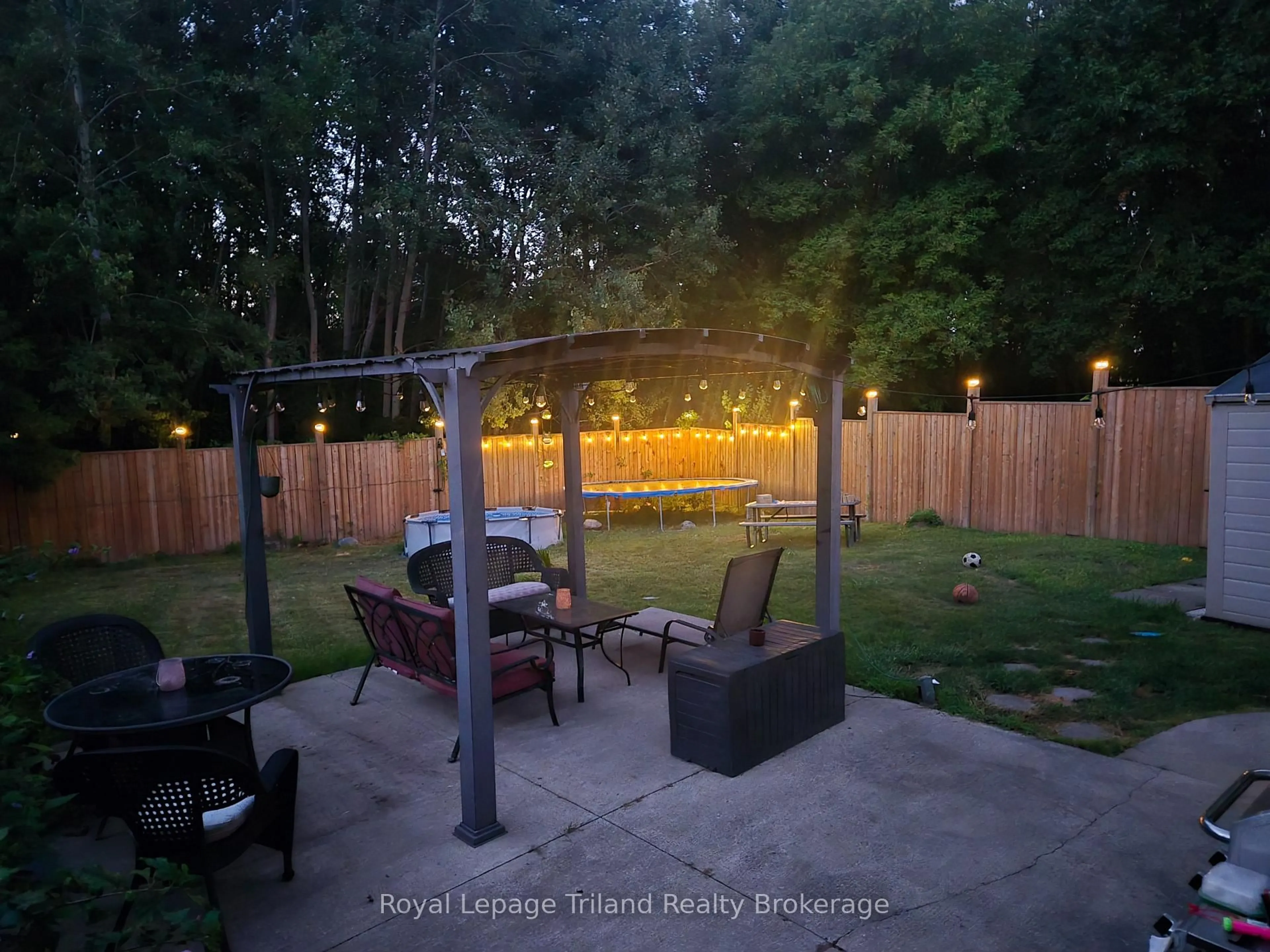 Patio, street for 144 Keats Dr, Woodstock Ontario N4S 8B8