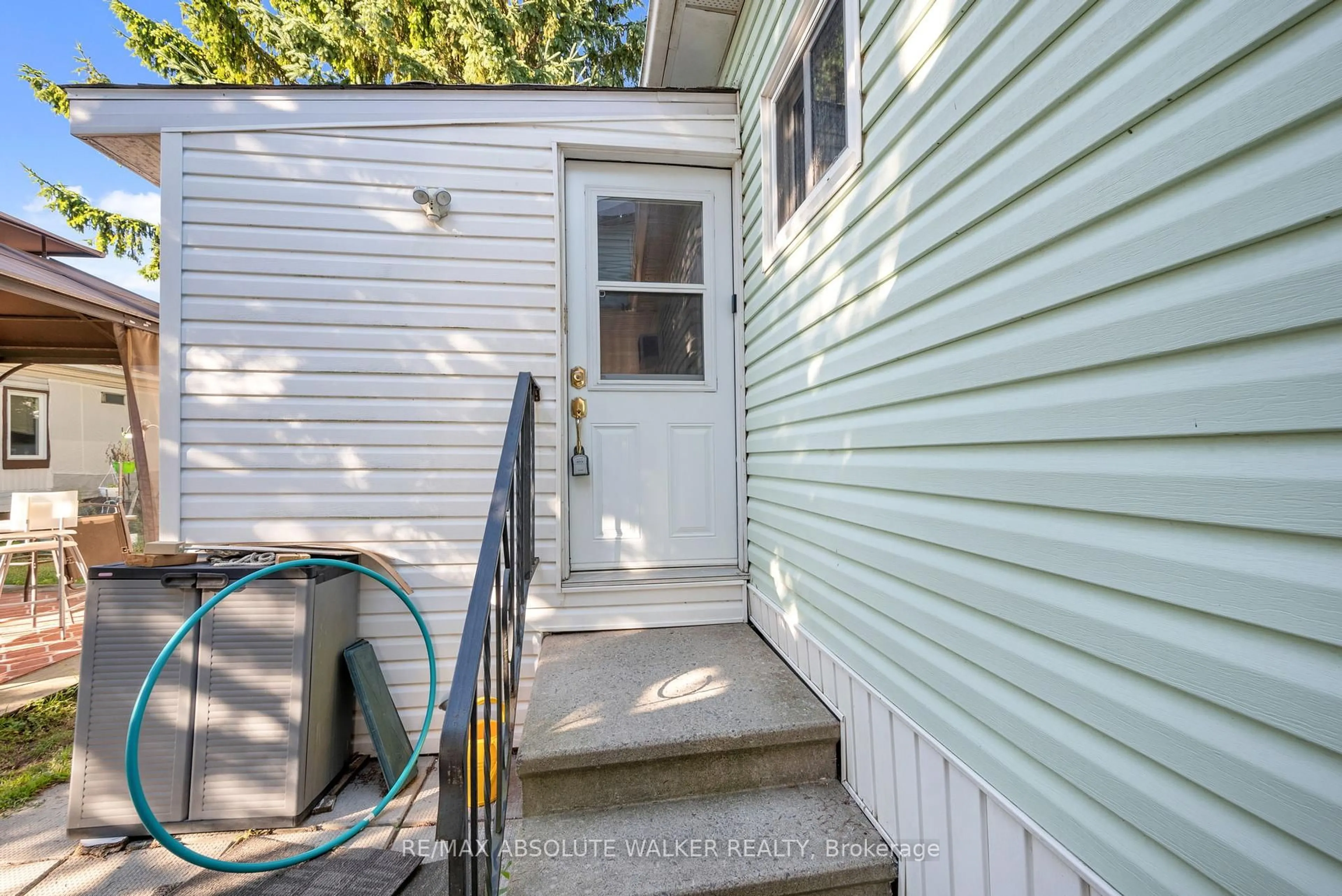 Unknown for 18 Tracy Ave, Ottawa Ontario K2H 7P7
