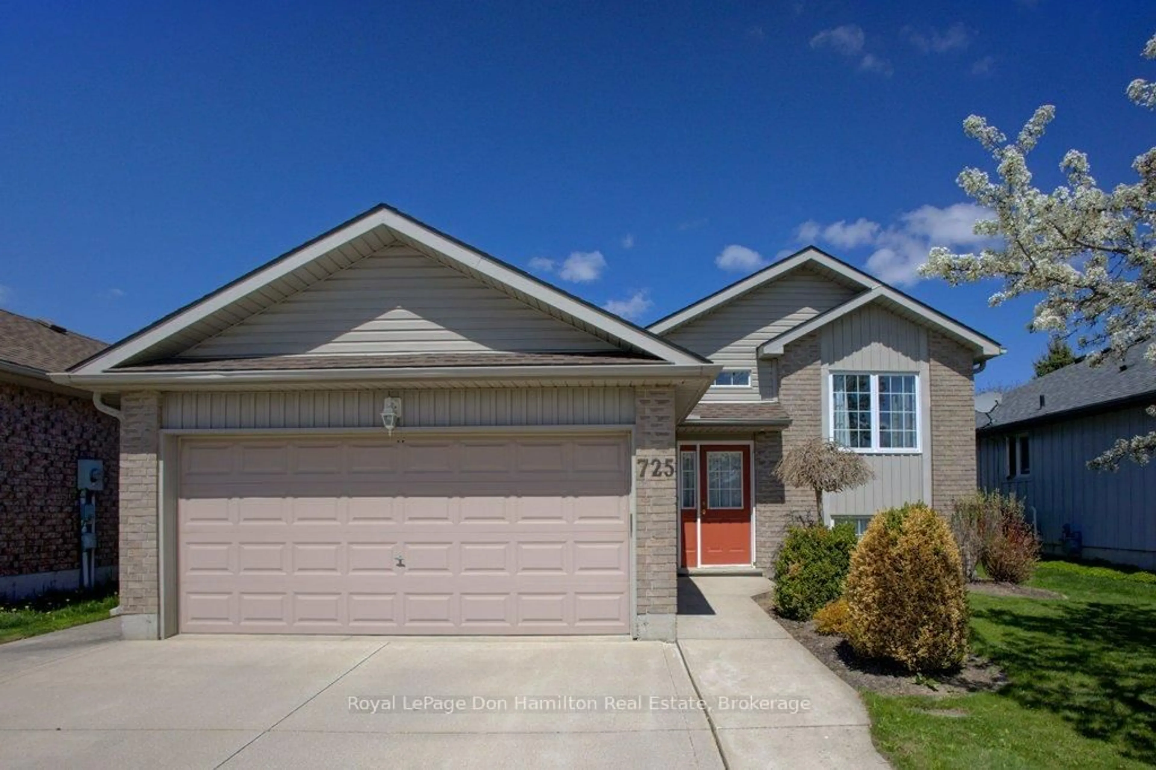 Home with vinyl exterior material, street for 725 Kincaid St, North Perth Ontario N4W 3T5