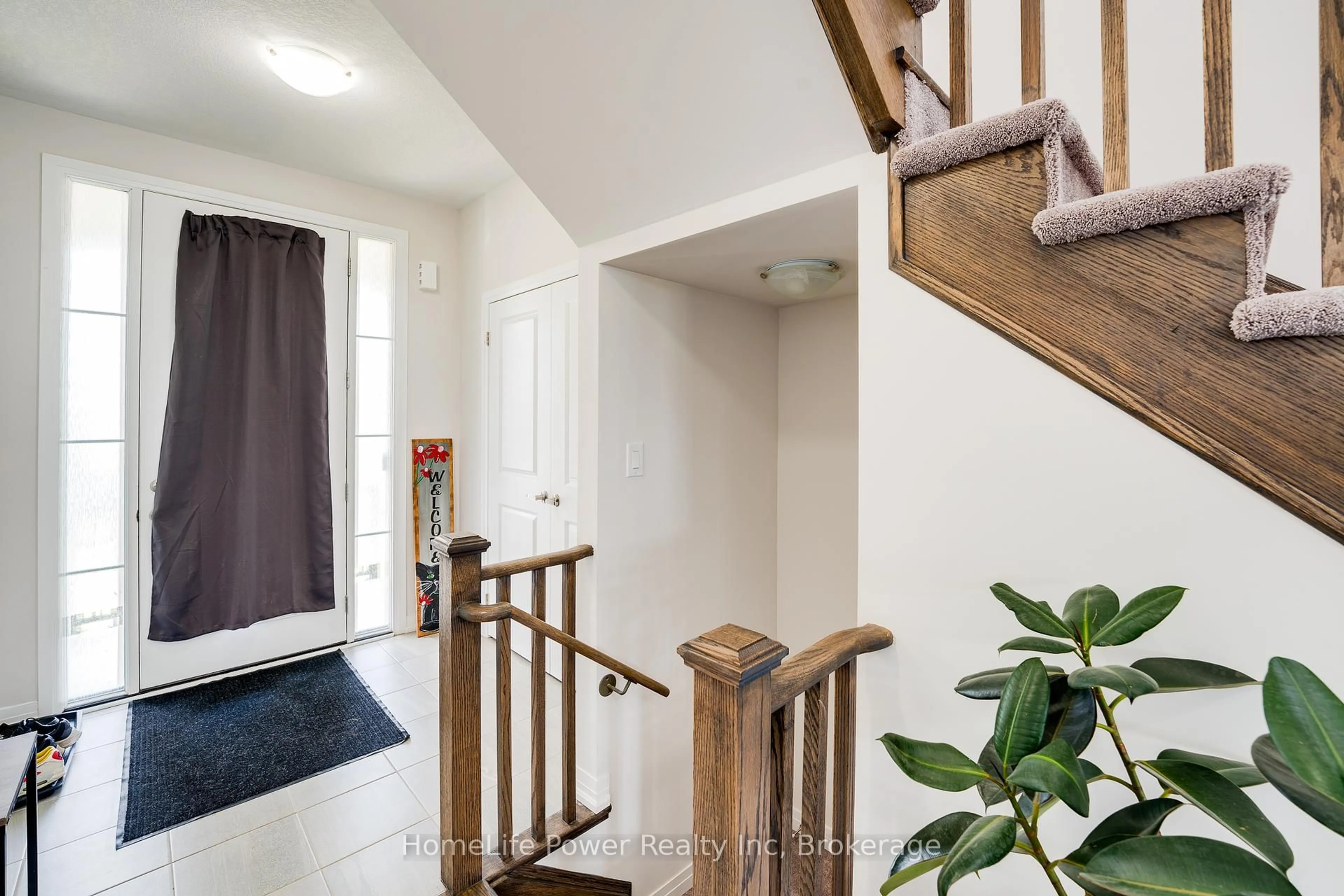 Indoor entryway for 104 BLACKLOCK St, Cambridge Ontario N1S 0E3