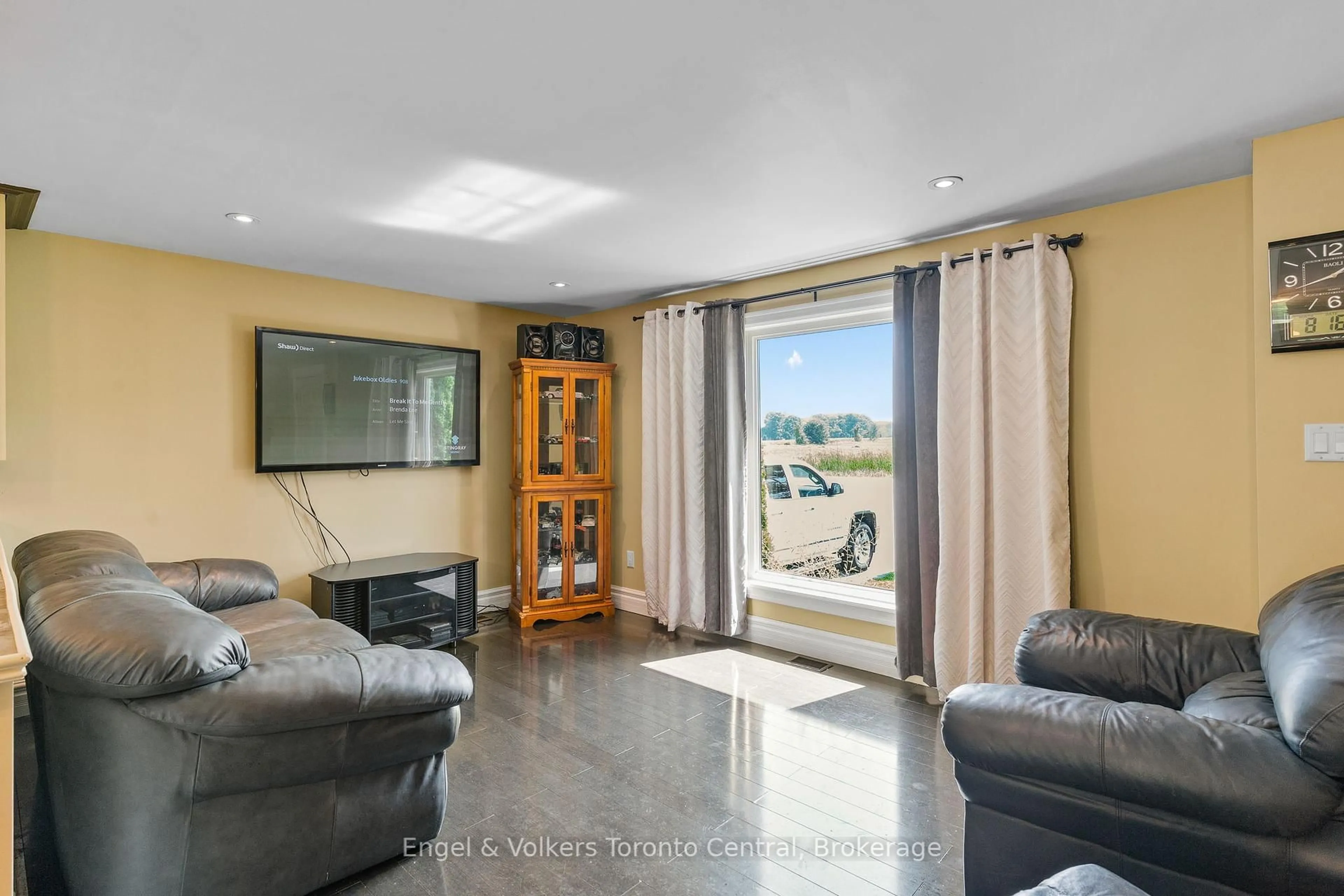 Home theater for 122467 Grey 5 Rd, Georgian Bluffs Ontario N4K 5N5