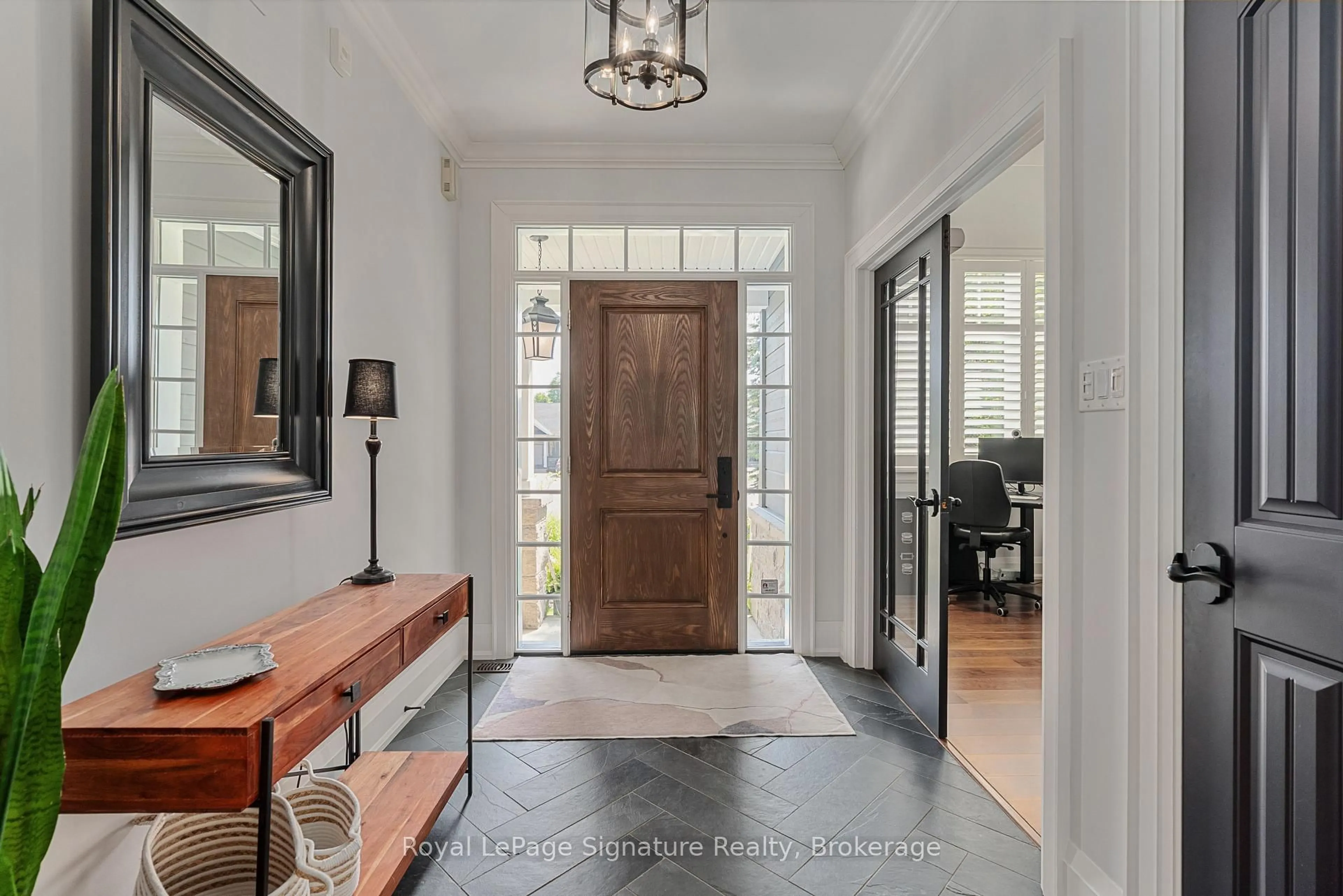 Indoor entryway for 108 HOGGARD Crt, Blue Mountains Ontario N0H 2P0