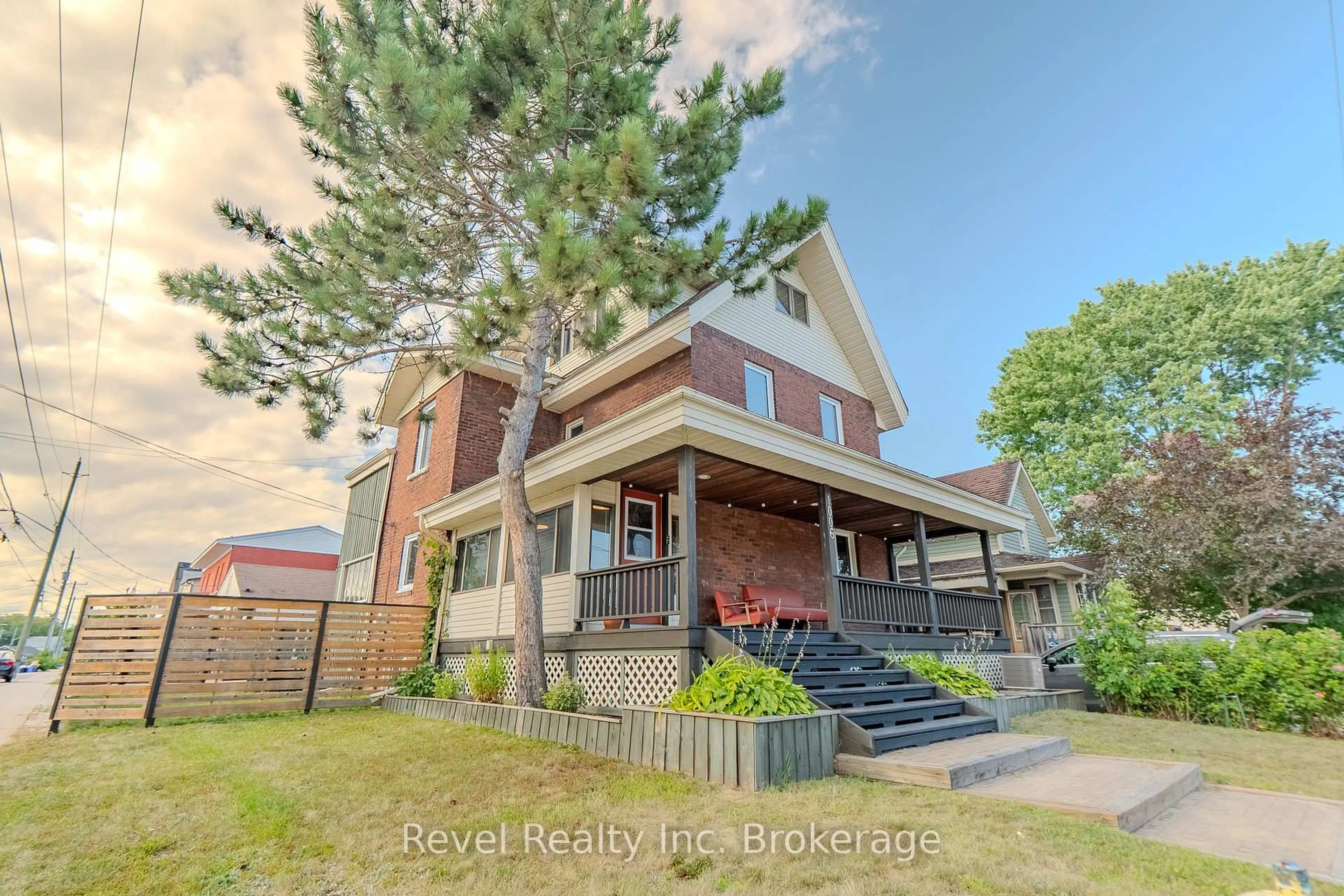 A pic from outside/outdoor area/front of a property/back of a property/a pic from drone, street for 1006 FRASER St, North Bay Ontario P1B 3X9