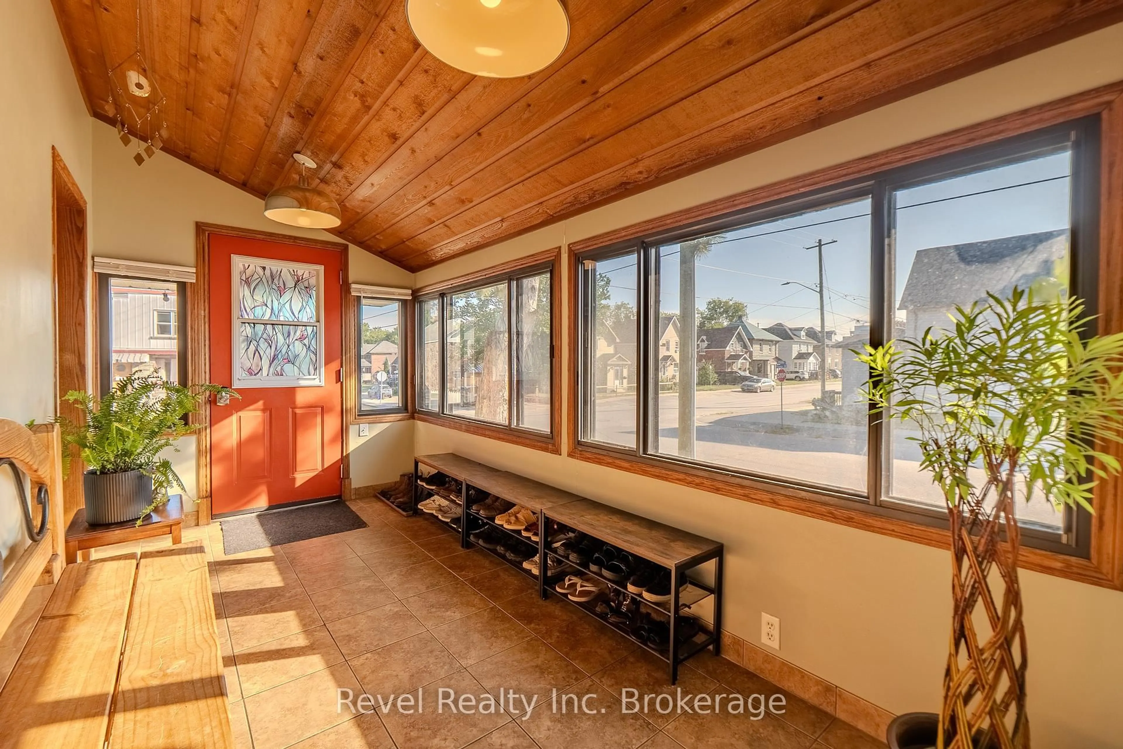 Indoor entryway for 1006 FRASER St, North Bay Ontario P1B 3X9