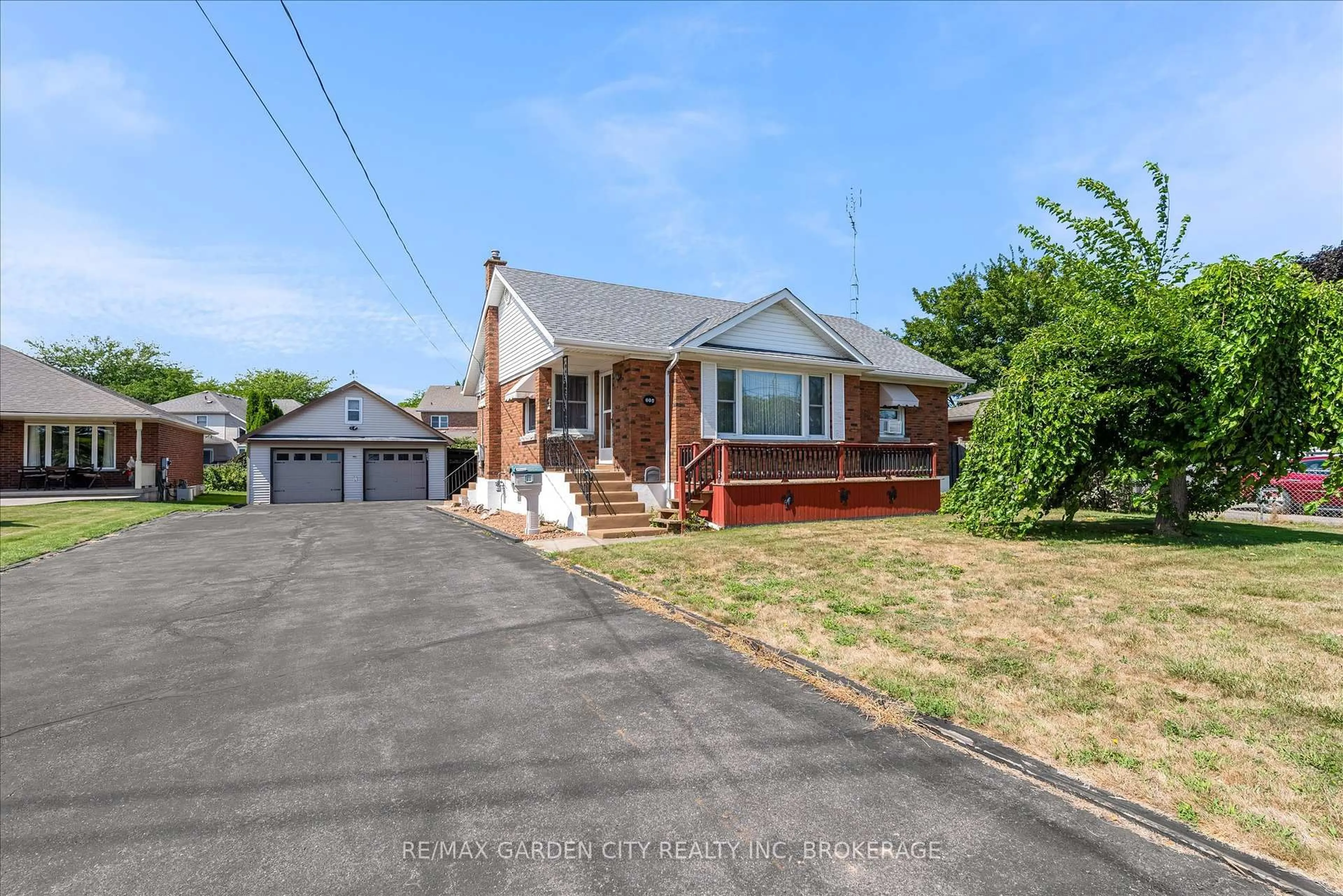 A pic from outside/outdoor area/front of a property/back of a property/a pic from drone, street for 605 Bunting Rd, St. Catharines Ontario L2M 2Z9