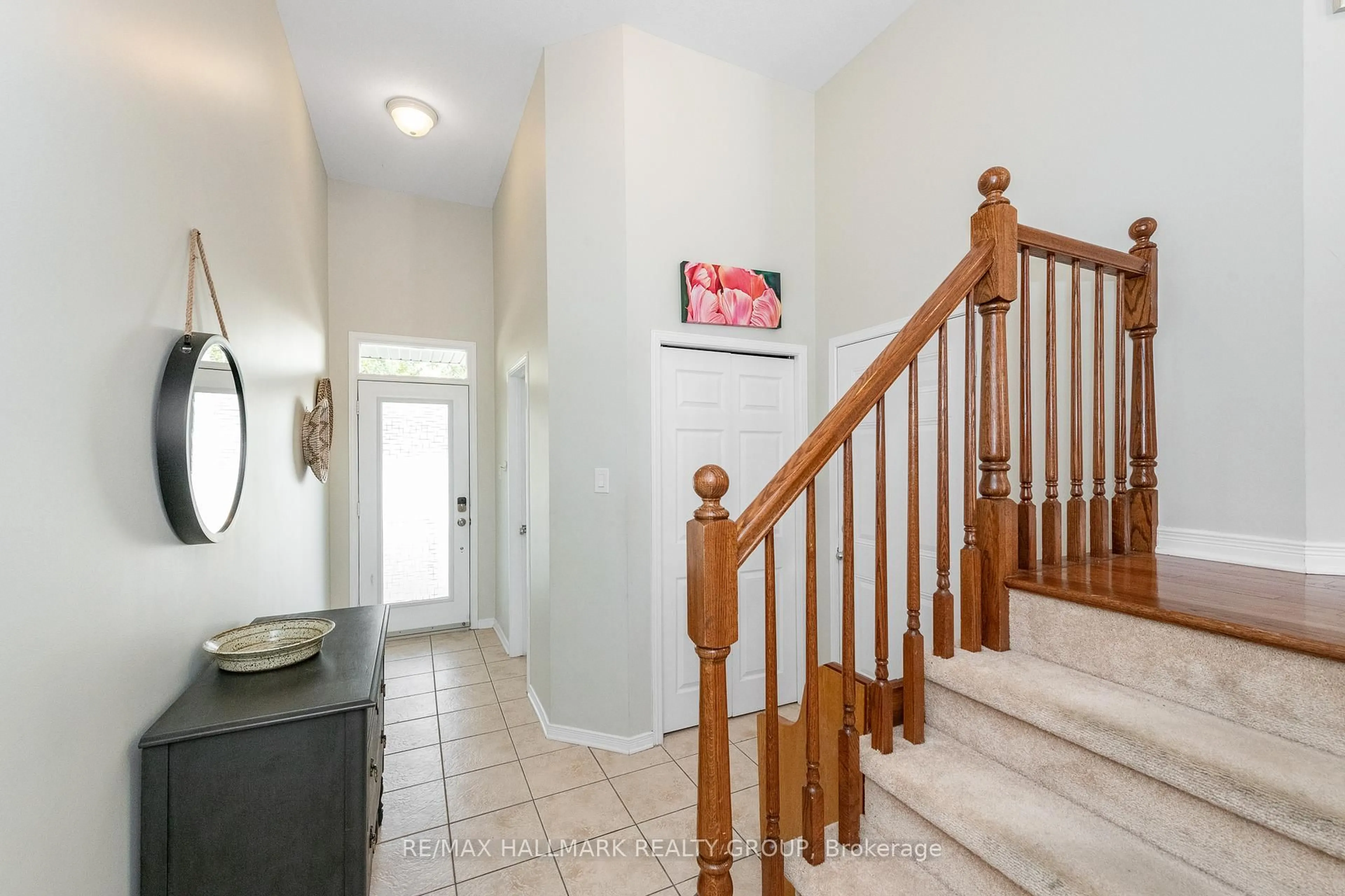 Indoor entryway for 261 Parkrose Private, Ottawa Ontario K4A 0N8