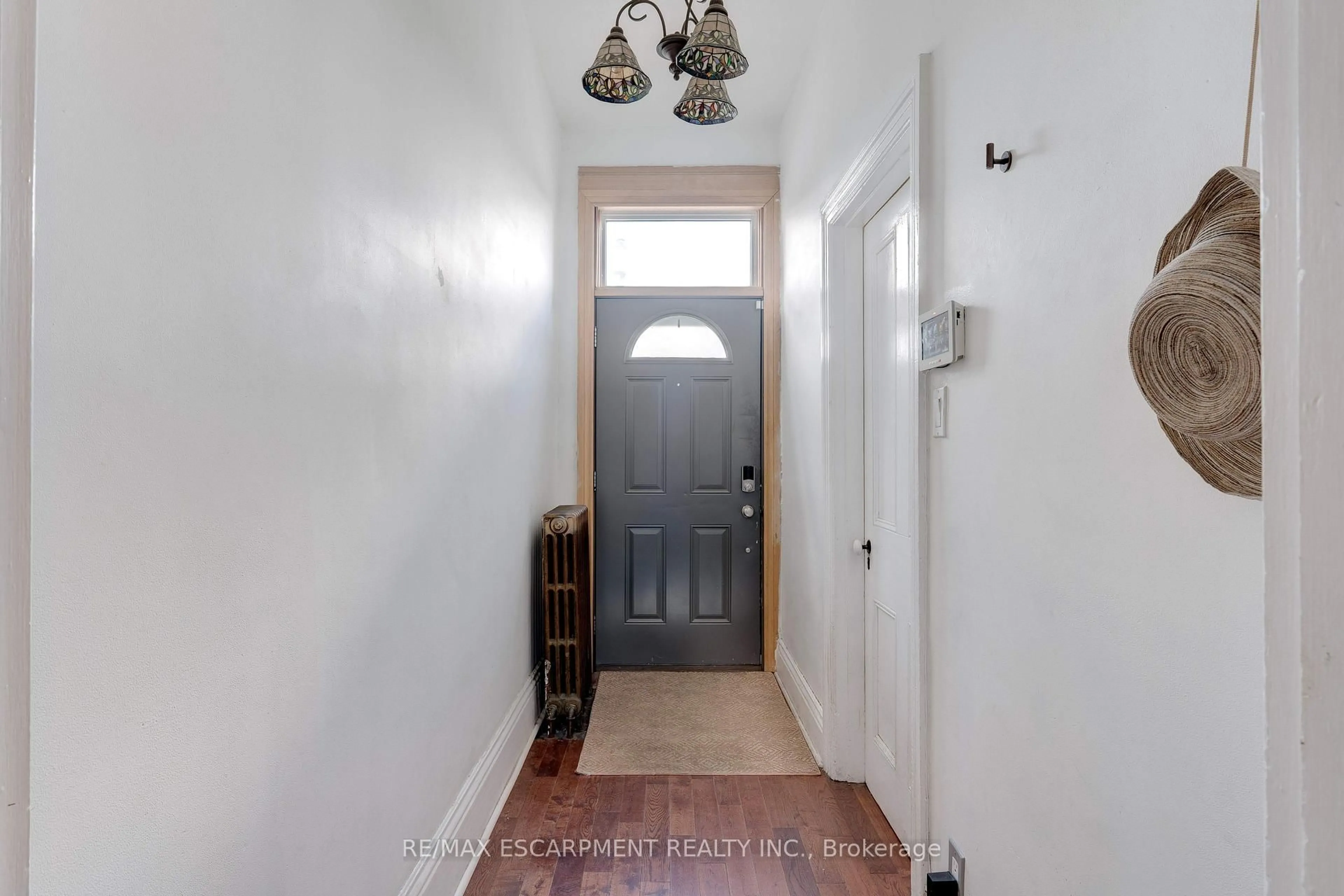 Indoor entryway for 132 Ferguson Ave, Hamilton Ontario L8R 1L7