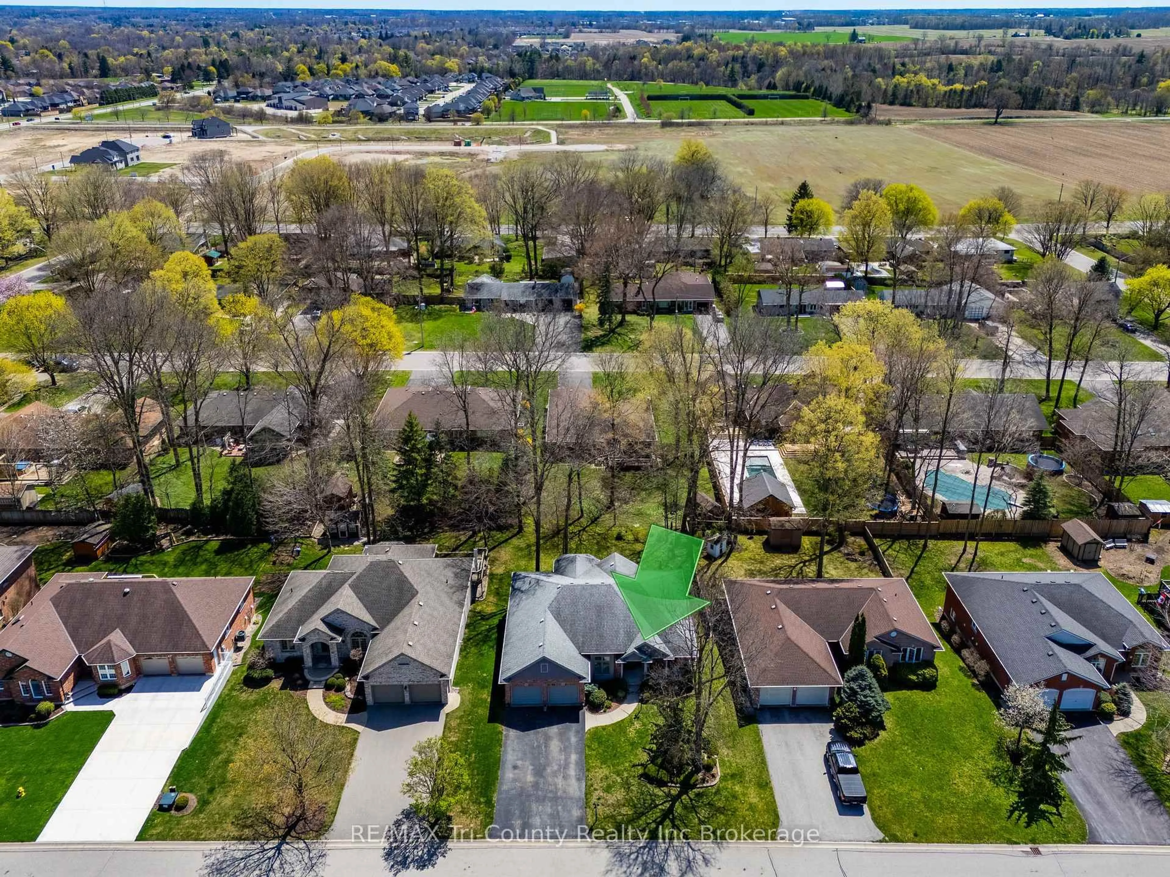 A pic from outside/outdoor area/front of a property/back of a property/a pic from drone, street for 11 Woodside Dr, Tillsonburg Ontario N4G 5P9