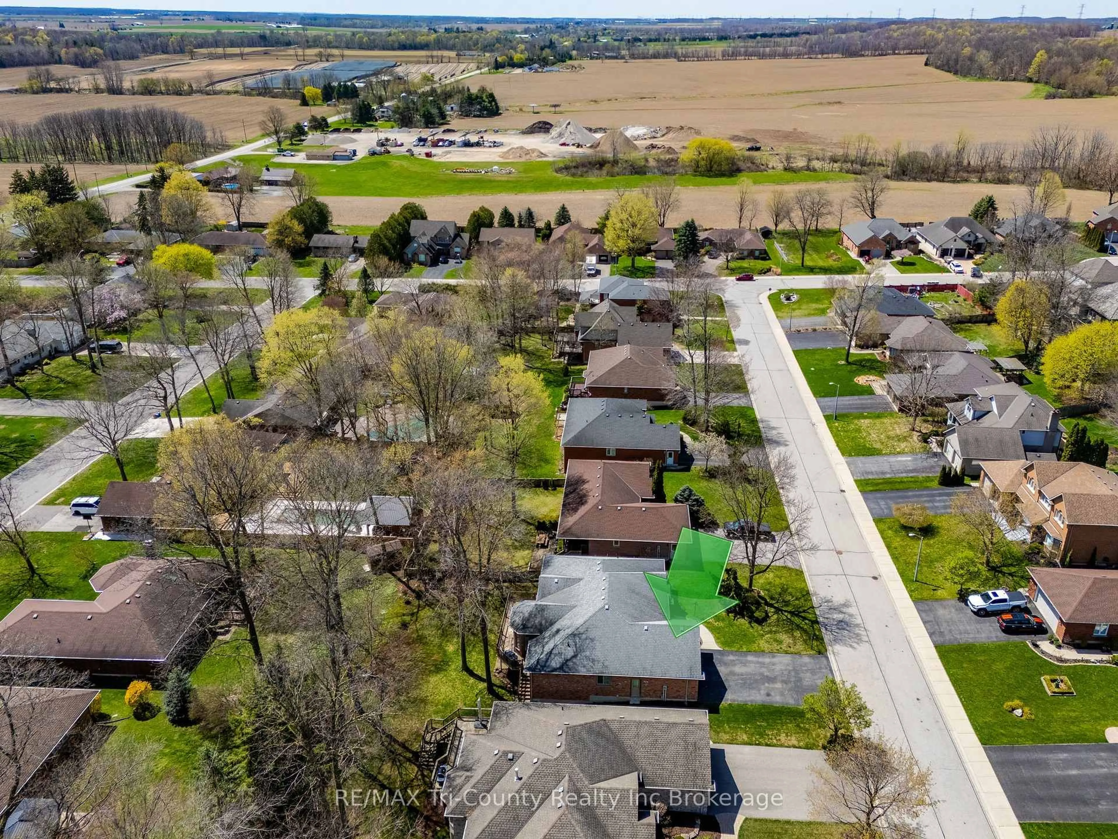 A pic from outside/outdoor area/front of a property/back of a property/a pic from drone, street for 11 Woodside Dr, Tillsonburg Ontario N4G 5P9