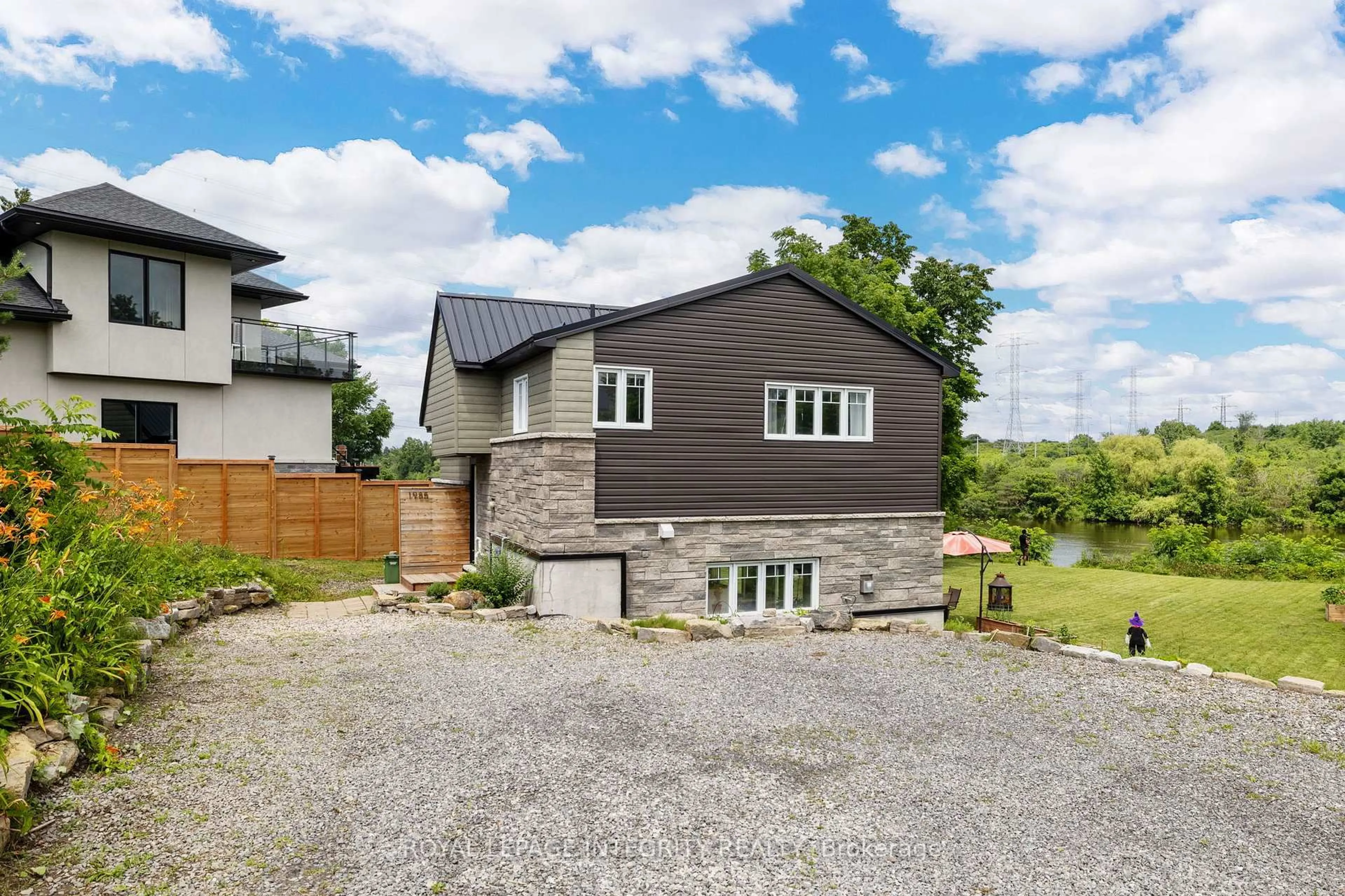 A pic from outside/outdoor area/front of a property/back of a property/a pic from drone, unknown for 1985 PRINCE OF WALES Dr, Ottawa Ontario K2C 3J7