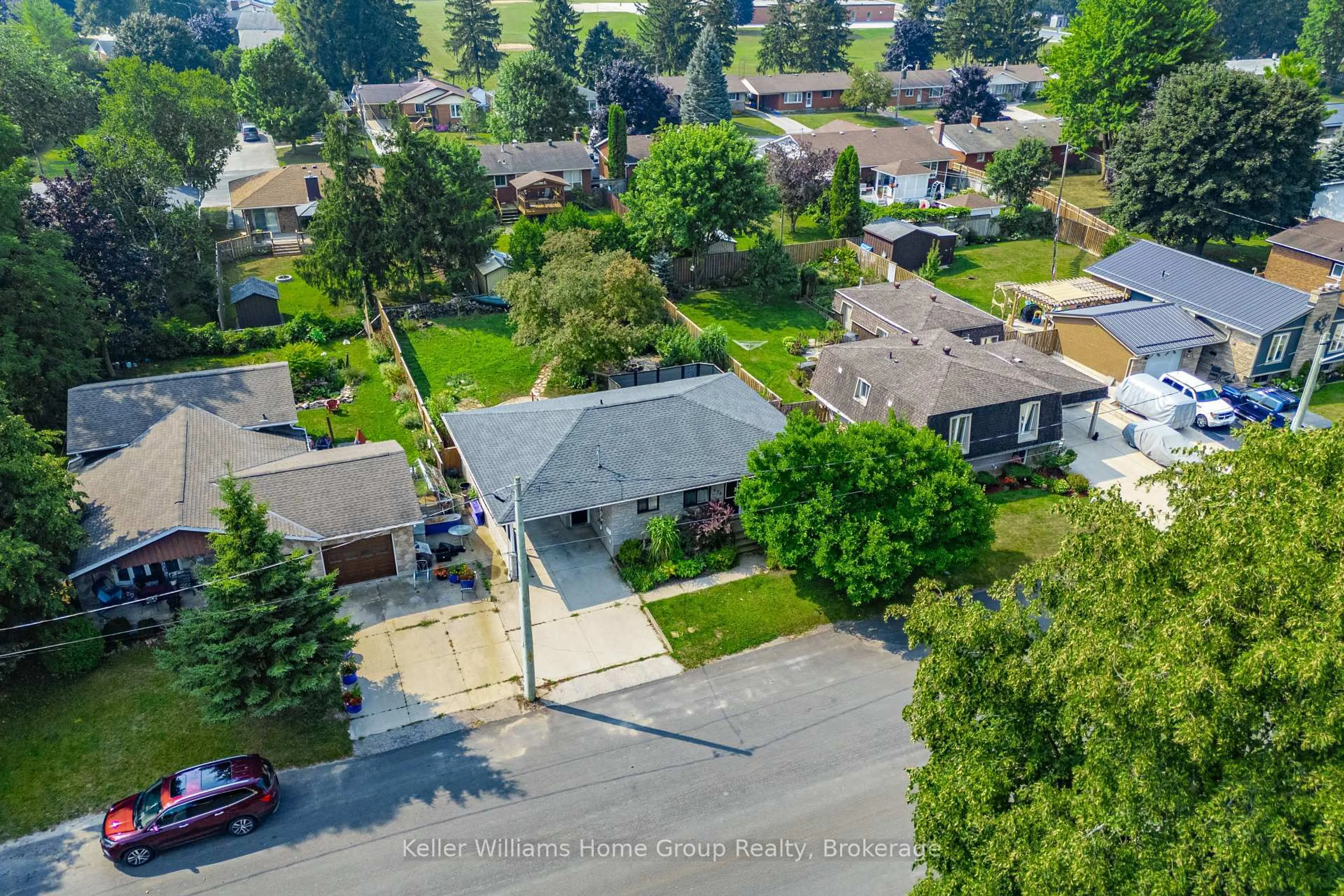 A pic from outside/outdoor area/front of a property/back of a property/a pic from drone, street for 475 5th St, Hanover Ontario N4N 3H3