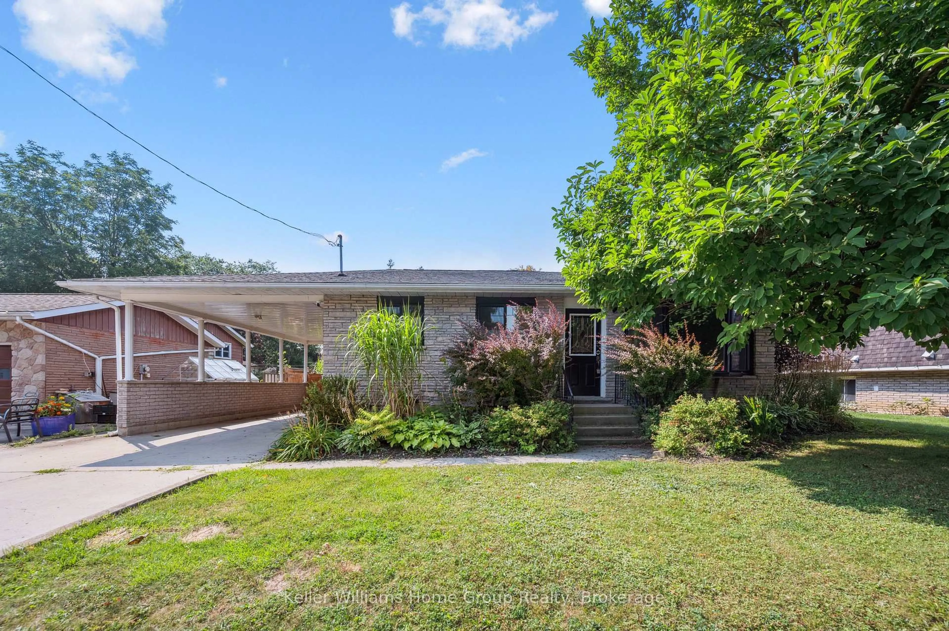 A pic from outside/outdoor area/front of a property/back of a property/a pic from drone, street for 475 5th St, Hanover Ontario N4N 3H3