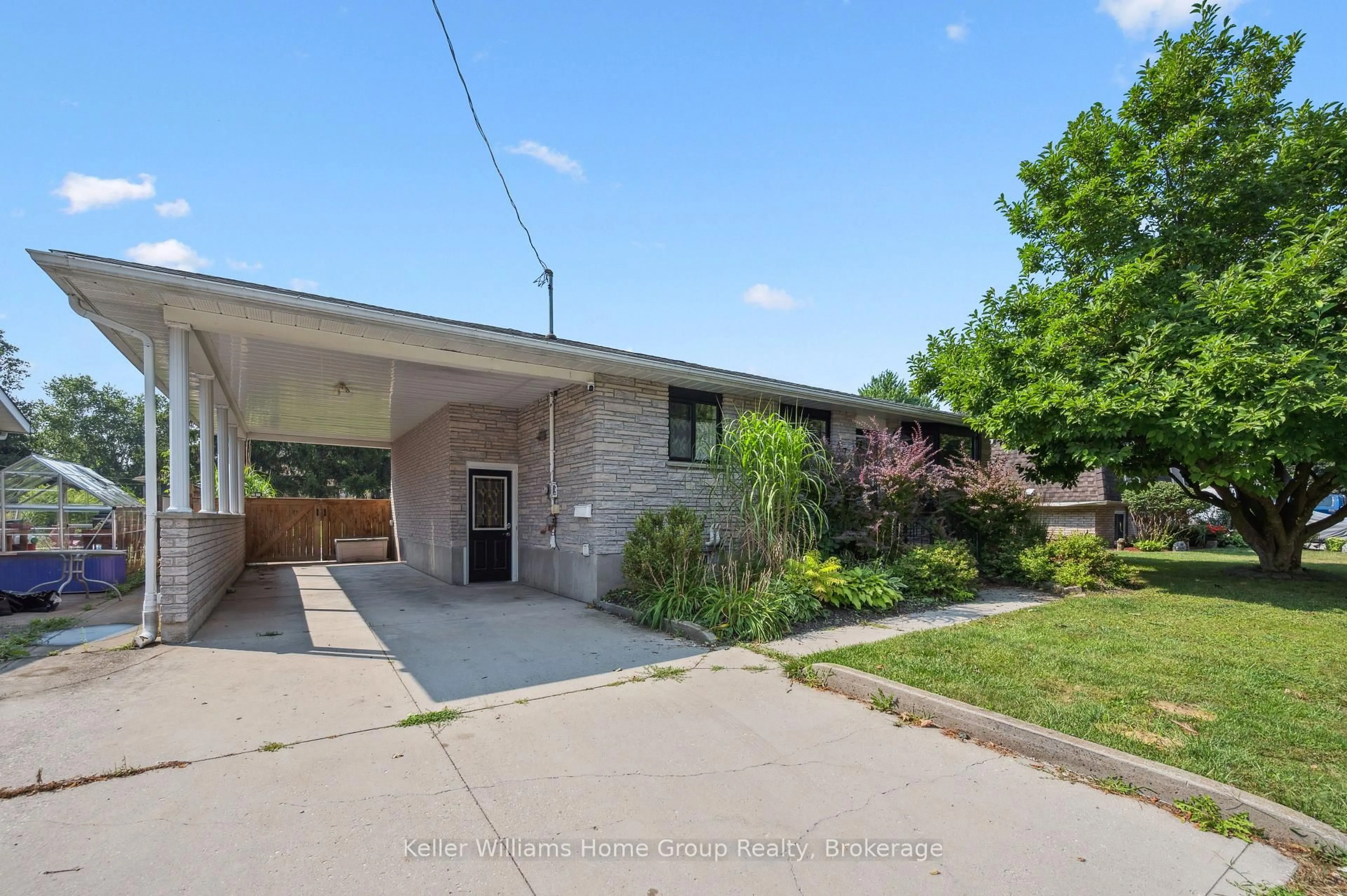A pic from outside/outdoor area/front of a property/back of a property/a pic from drone, street for 475 5th St, Hanover Ontario N4N 3H3