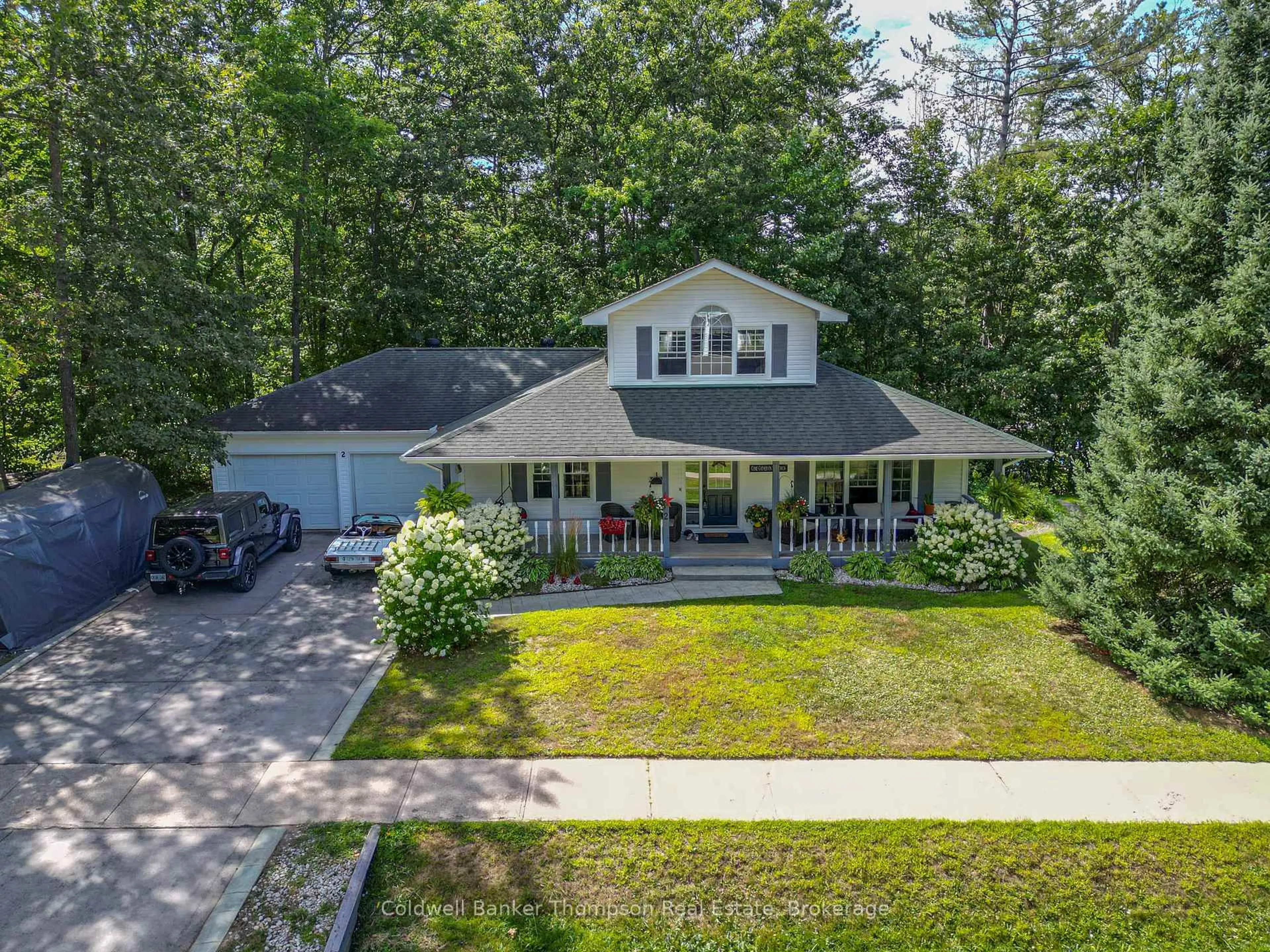 A pic from outside/outdoor area/front of a property/back of a property/a pic from drone, unknown for 2 The Granite Bluff, Bracebridge Ontario P1L 1L4