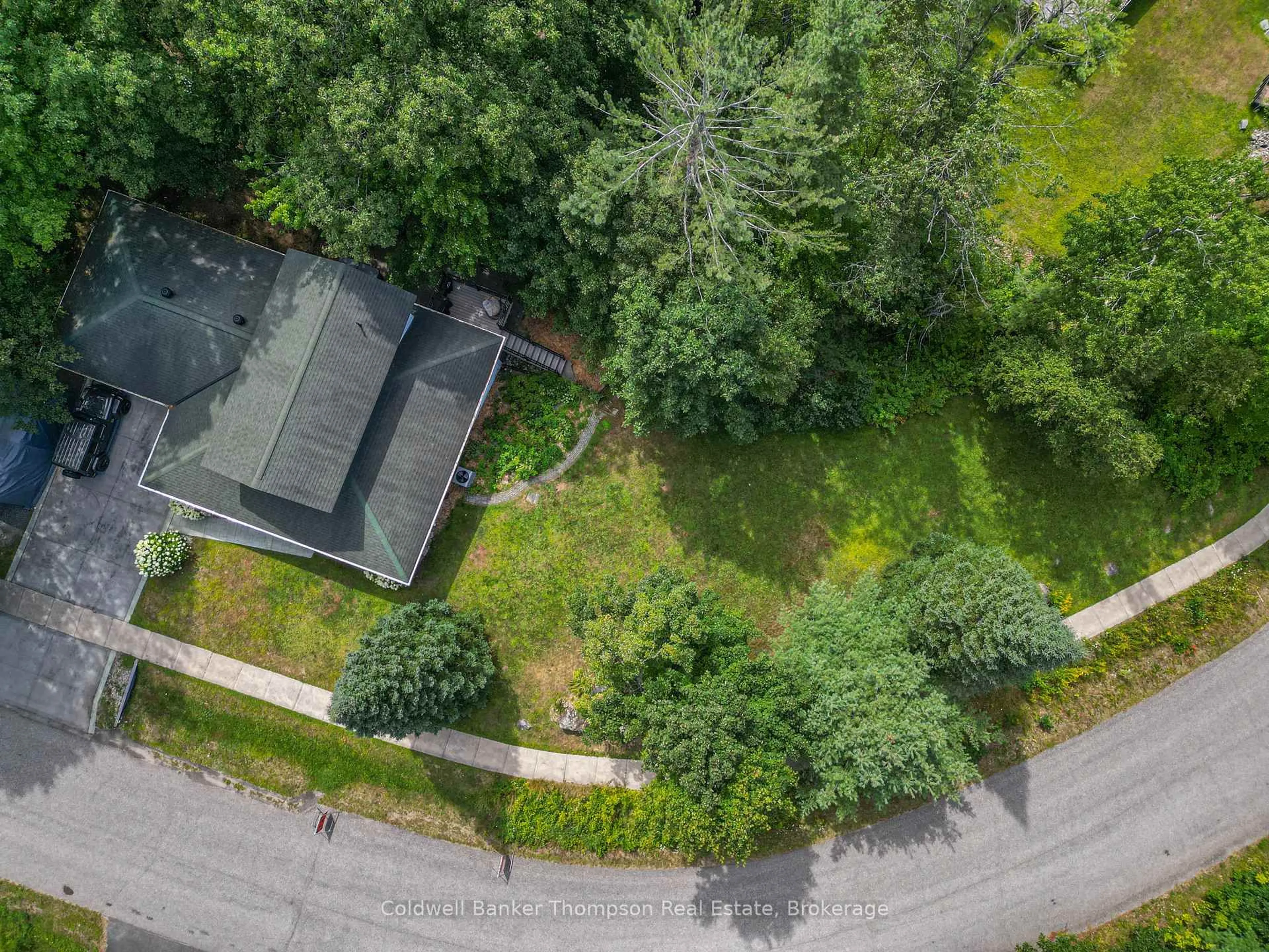 A pic from outside/outdoor area/front of a property/back of a property/a pic from drone, street for 2 The Granite Bluff, Bracebridge Ontario P1L 1L4