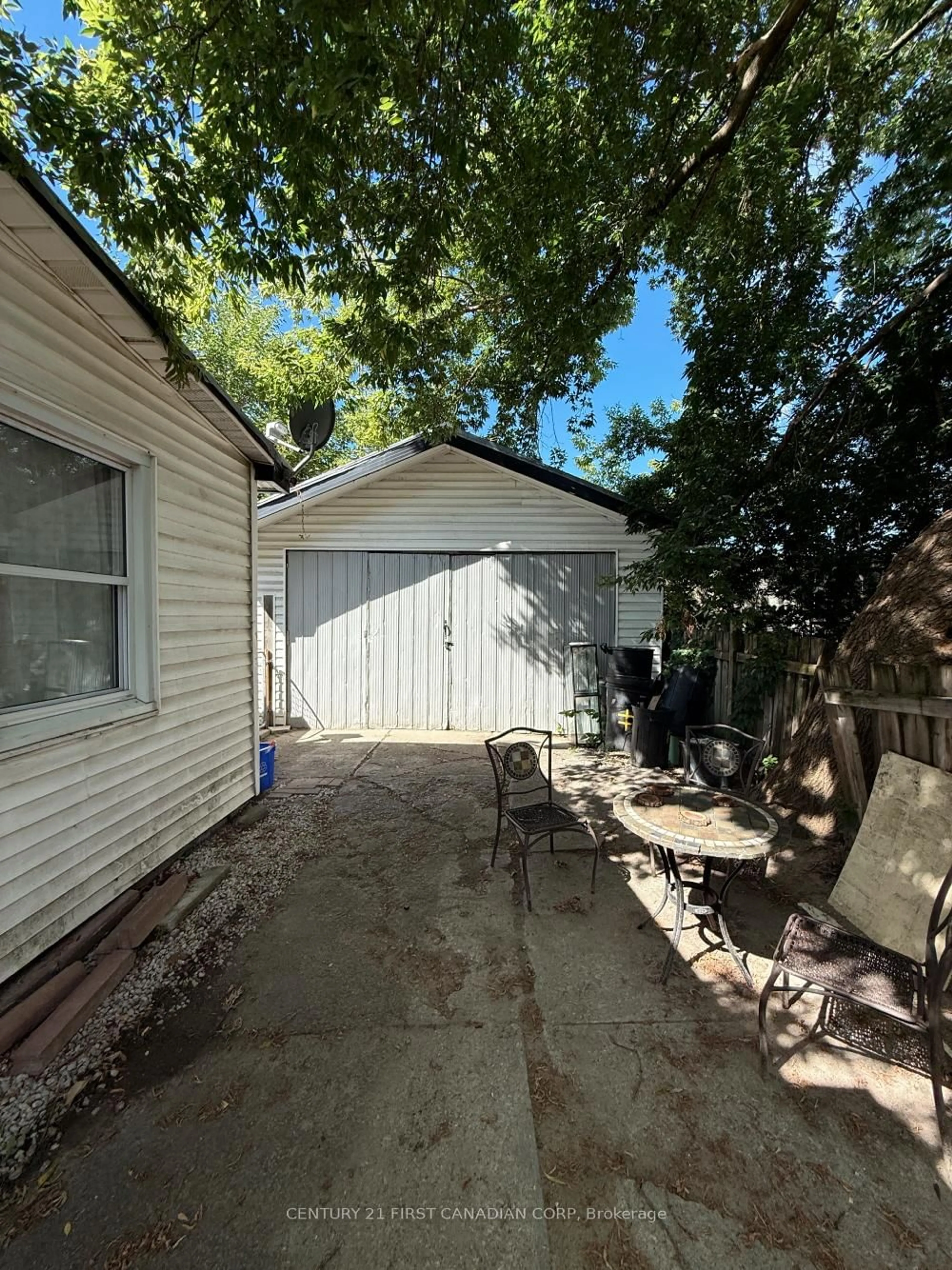 Patio, street for 197 Clarence St, London East Ontario N6B 2J8