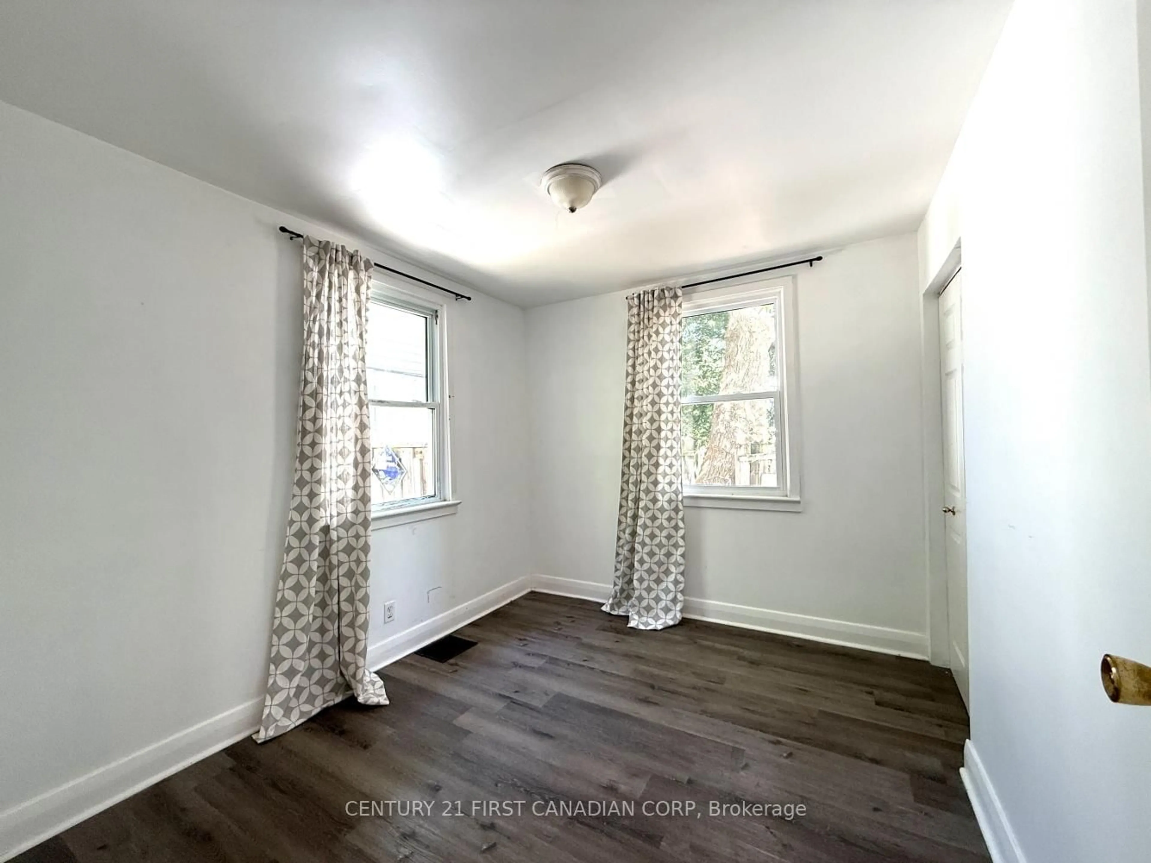 A pic of a room for 197 Clarence St, London East Ontario N6B 2J8