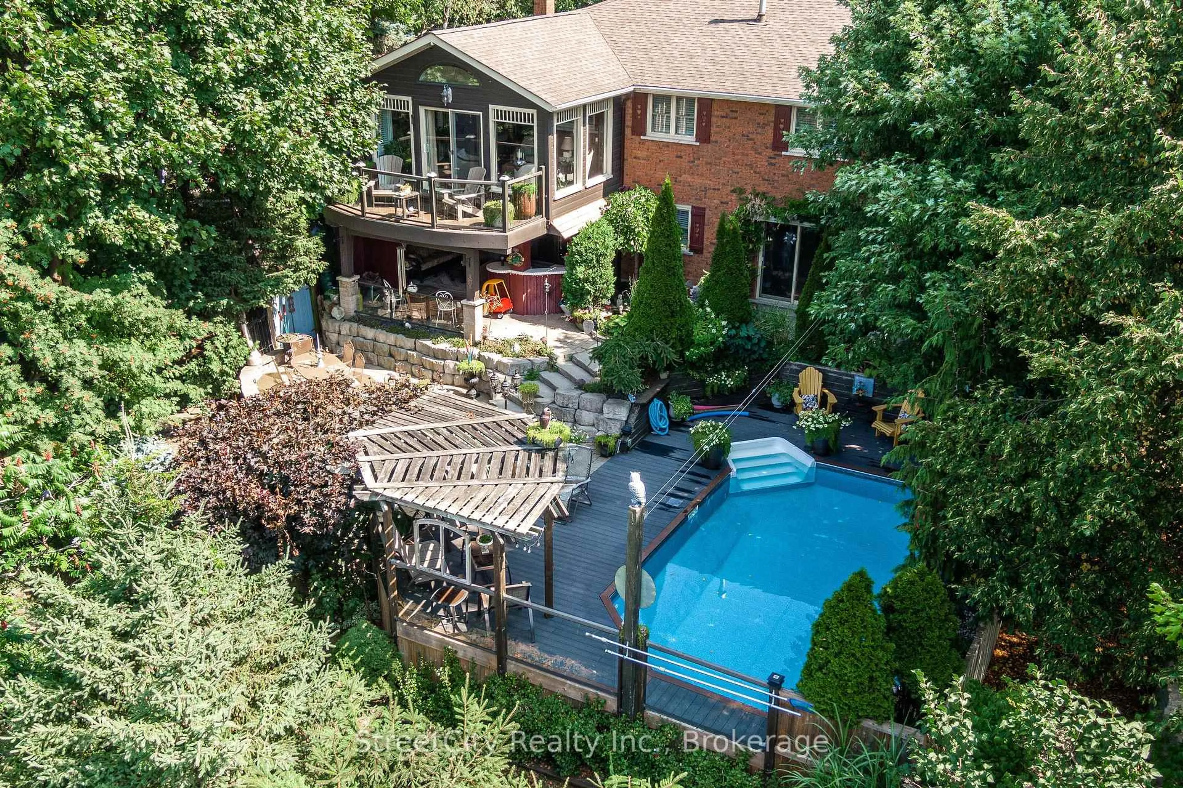 A pic from outside/outdoor area/front of a property/back of a property/a pic from drone, unknown for 34 Nithview Crt, Wilmot Ontario N3A 2H4