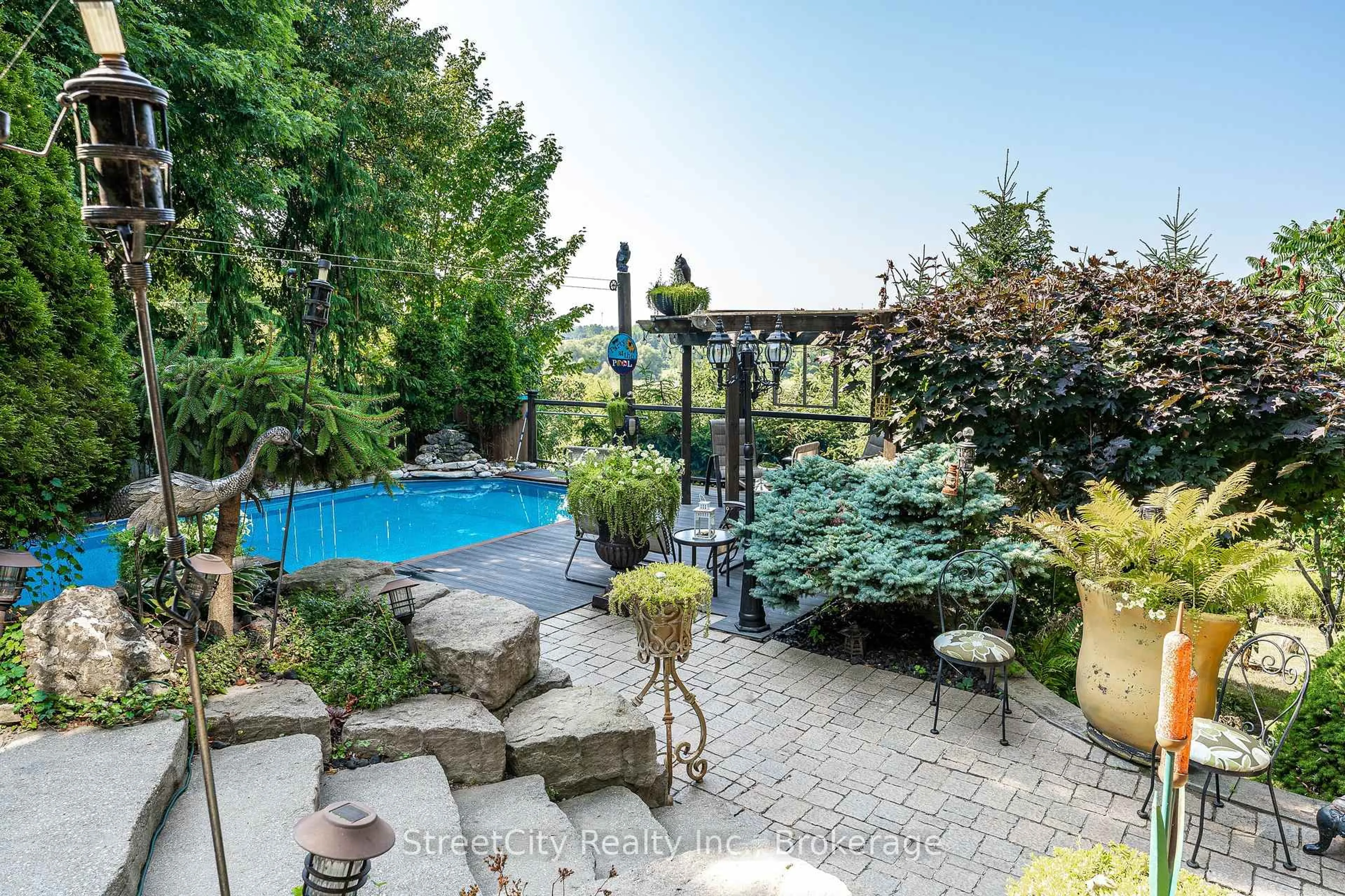 Patio, street for 34 Nithview Crt, Wilmot Ontario N3A 2H4