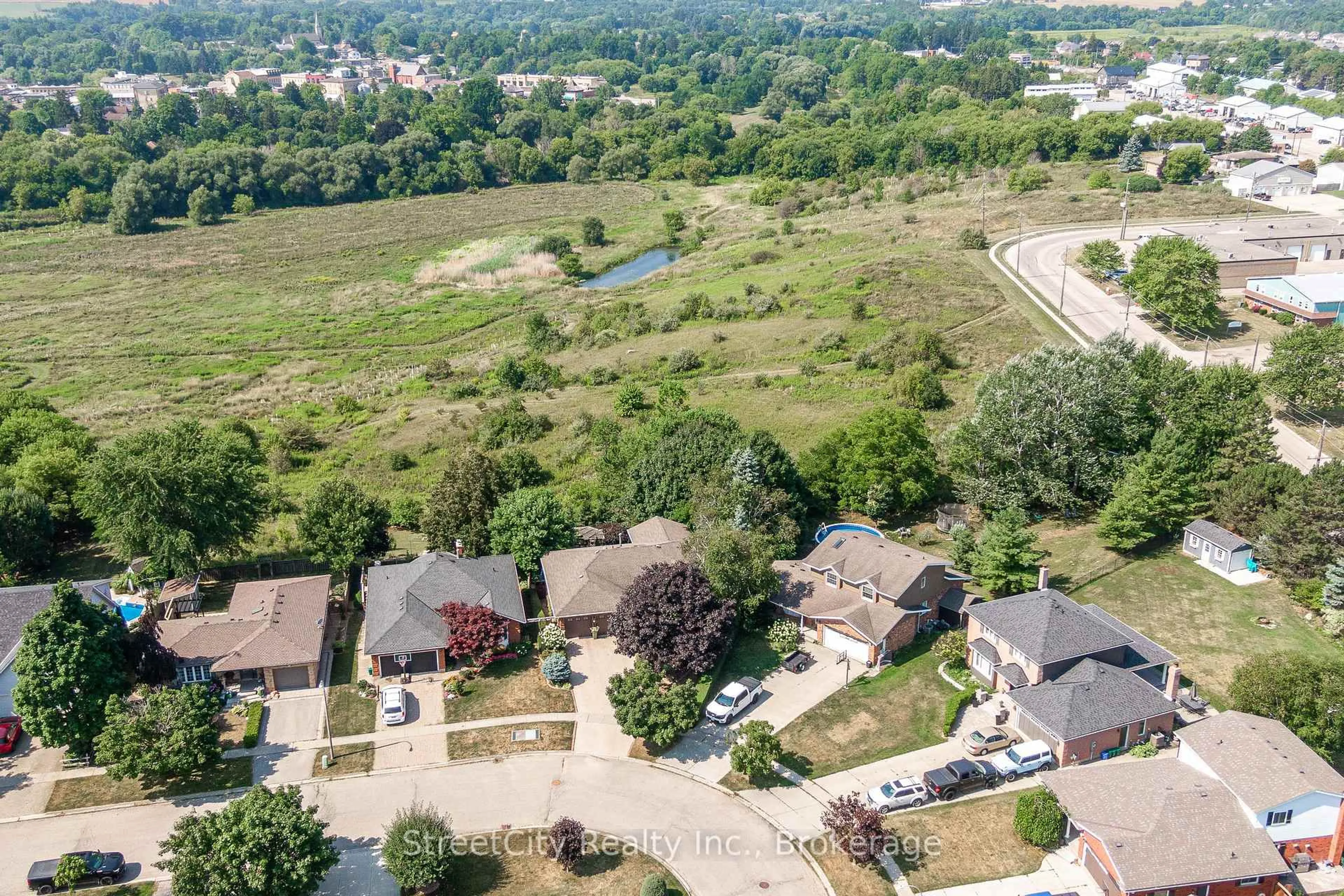 A pic from outside/outdoor area/front of a property/back of a property/a pic from drone, unknown for 34 Nithview Crt, Wilmot Ontario N3A 2H4