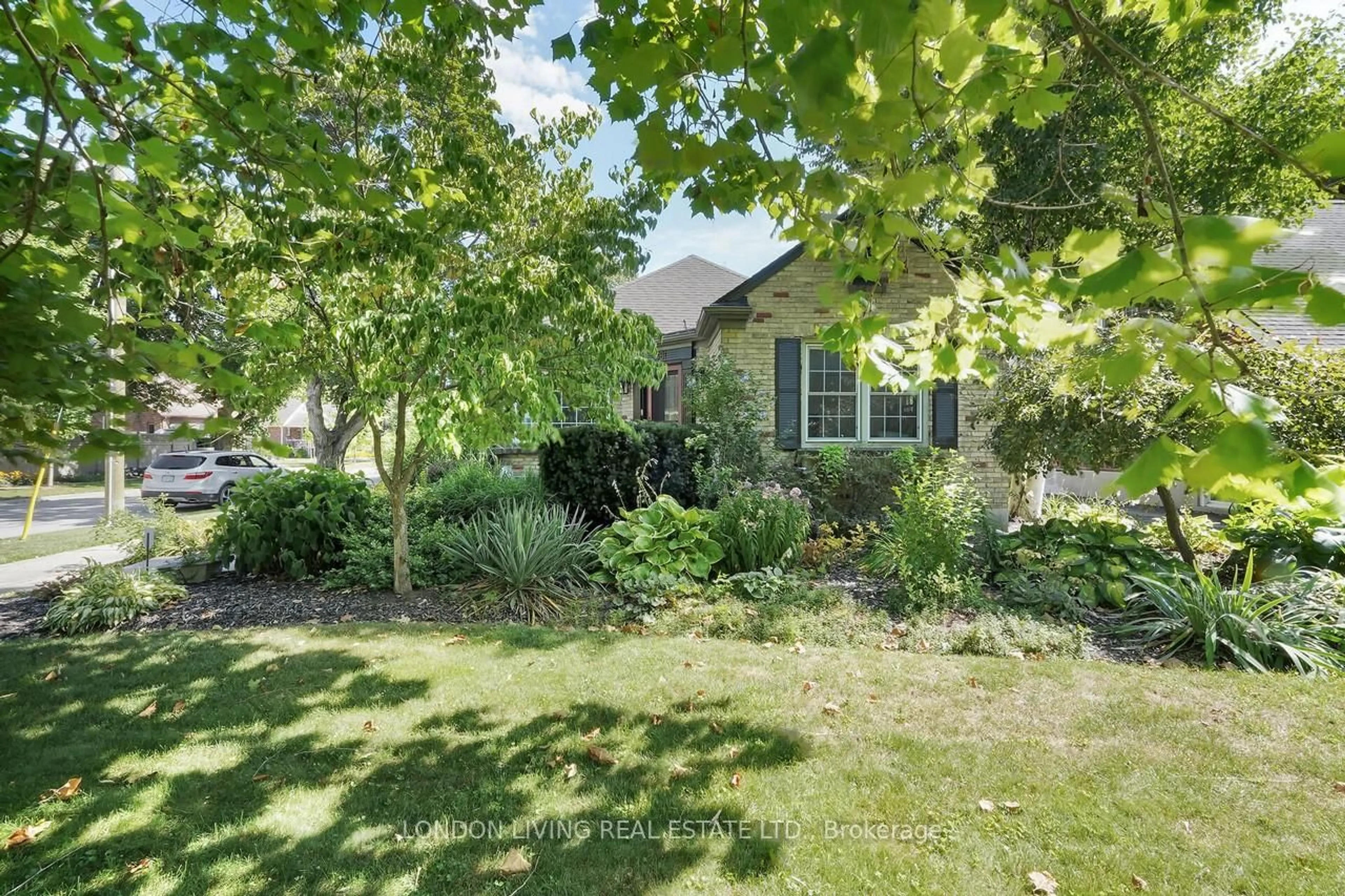 A pic from outside/outdoor area/front of a property/back of a property/a pic from drone, street for 481 Victoria St, London East Ontario N5Y 4B4
