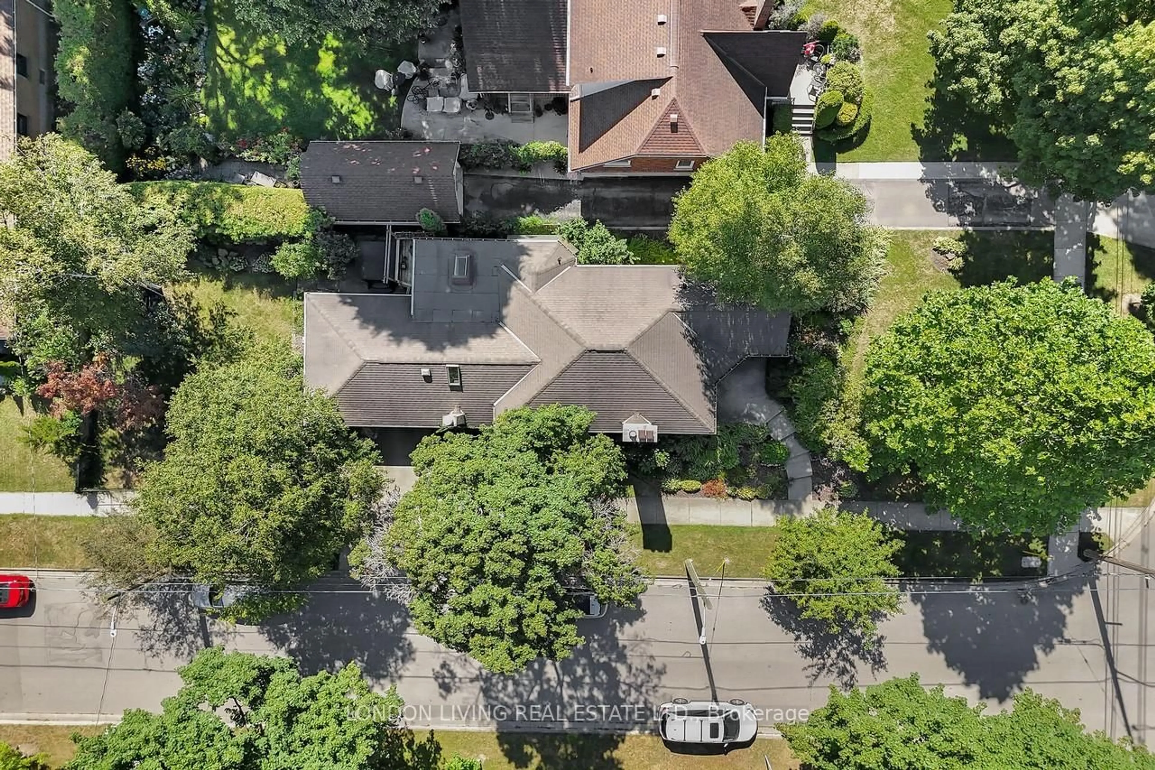 A pic from outside/outdoor area/front of a property/back of a property/a pic from drone, street for 481 Victoria St, London East Ontario N5Y 4B4