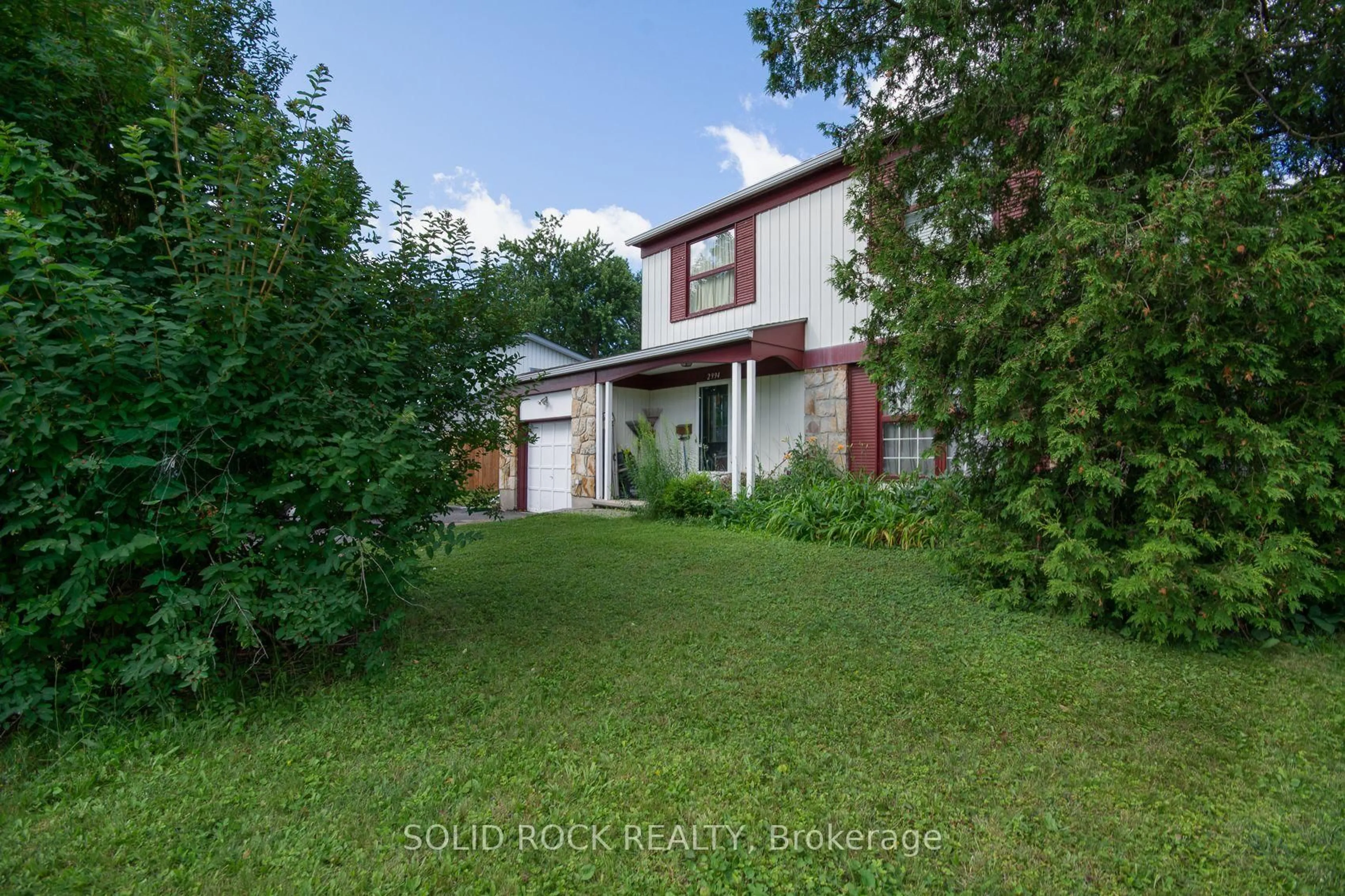 A pic from outside/outdoor area/front of a property/back of a property/a pic from drone, street for 2994 Hyde St, Ottawa Ontario K1V 8H9