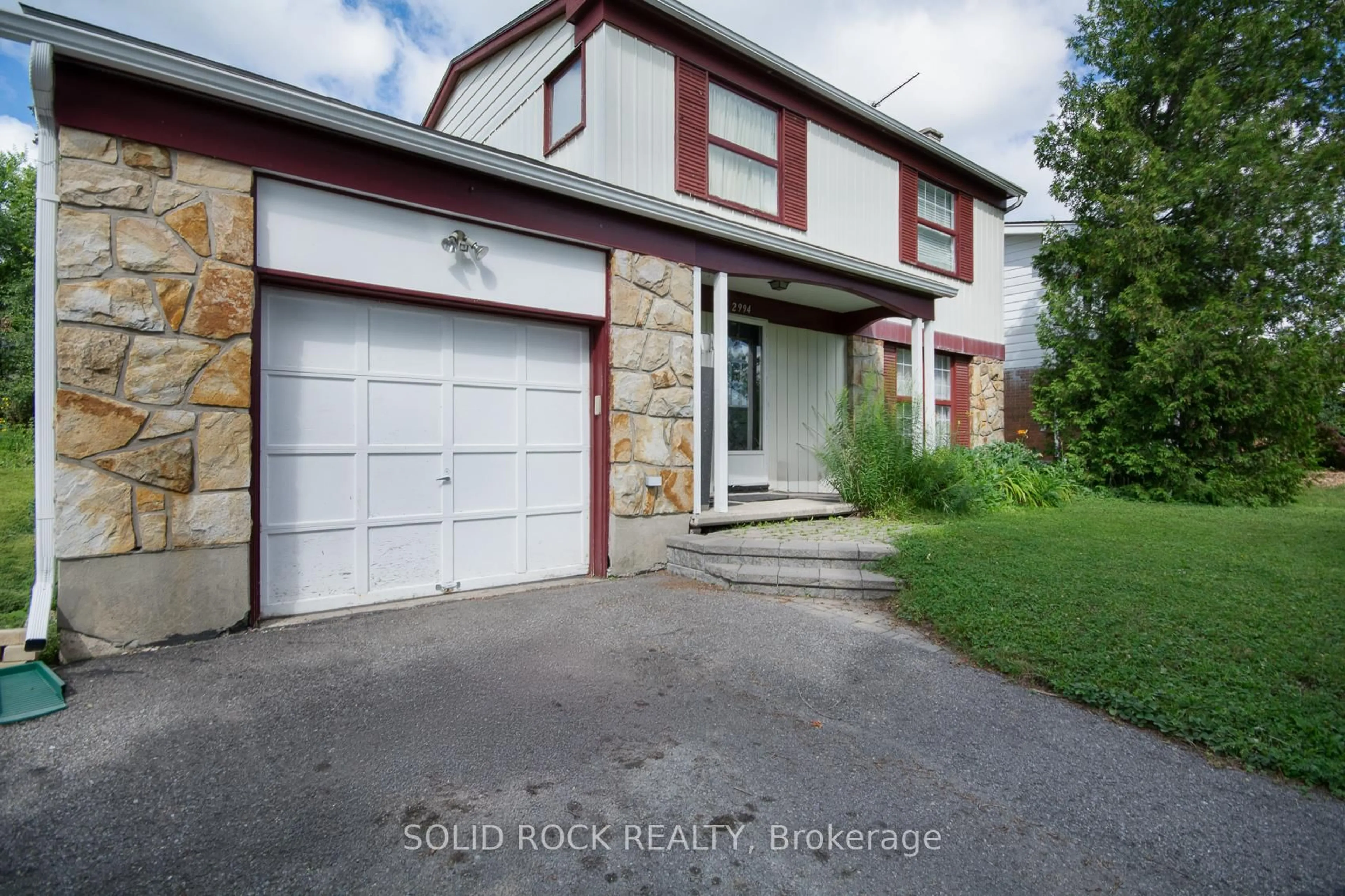 A pic from outside/outdoor area/front of a property/back of a property/a pic from drone, street for 2994 Hyde St, Ottawa Ontario K1V 8H9