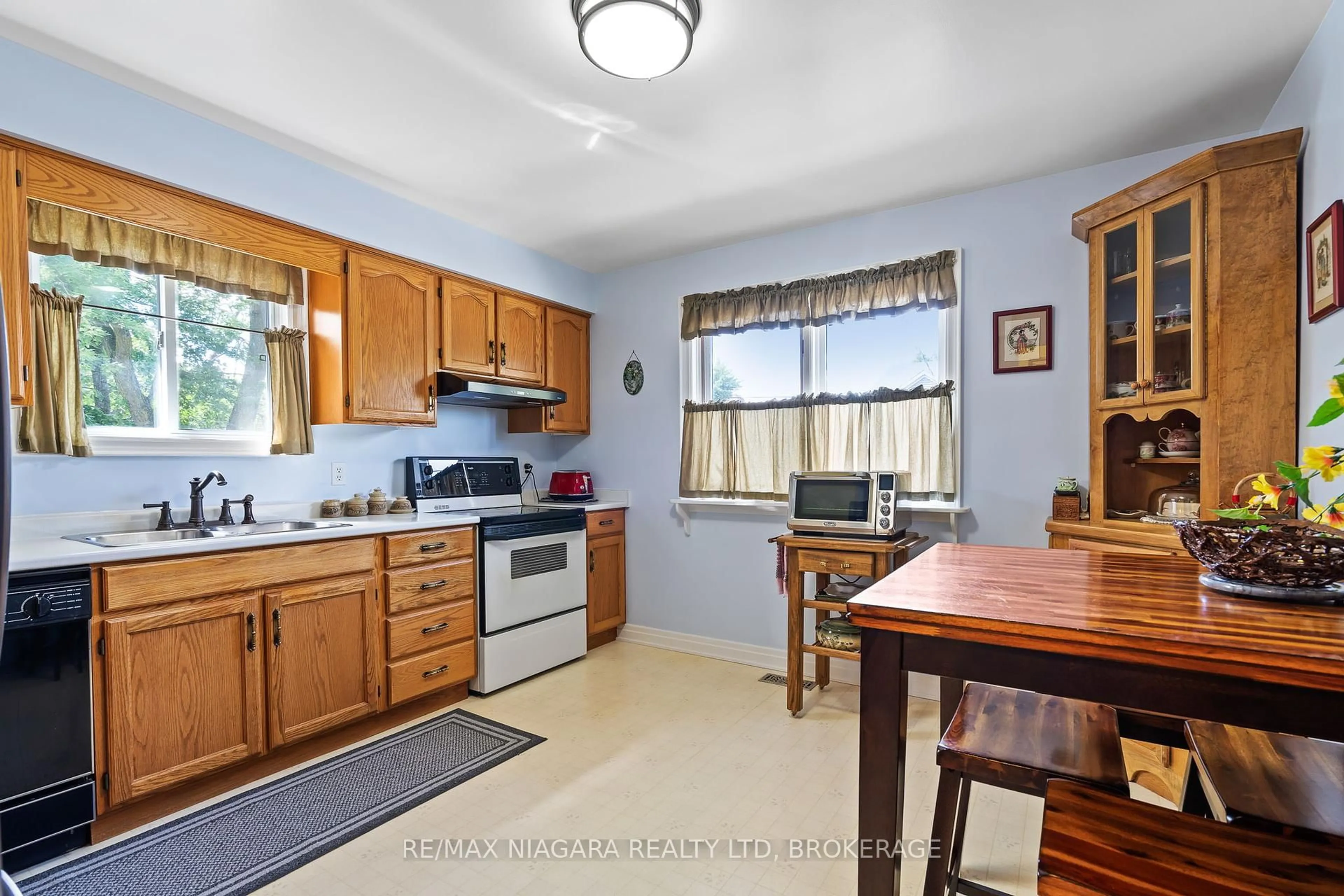 Standard kitchen, ceramic/tile floor for 59 Leeper St, St. Catharines Ontario L2S 2N1