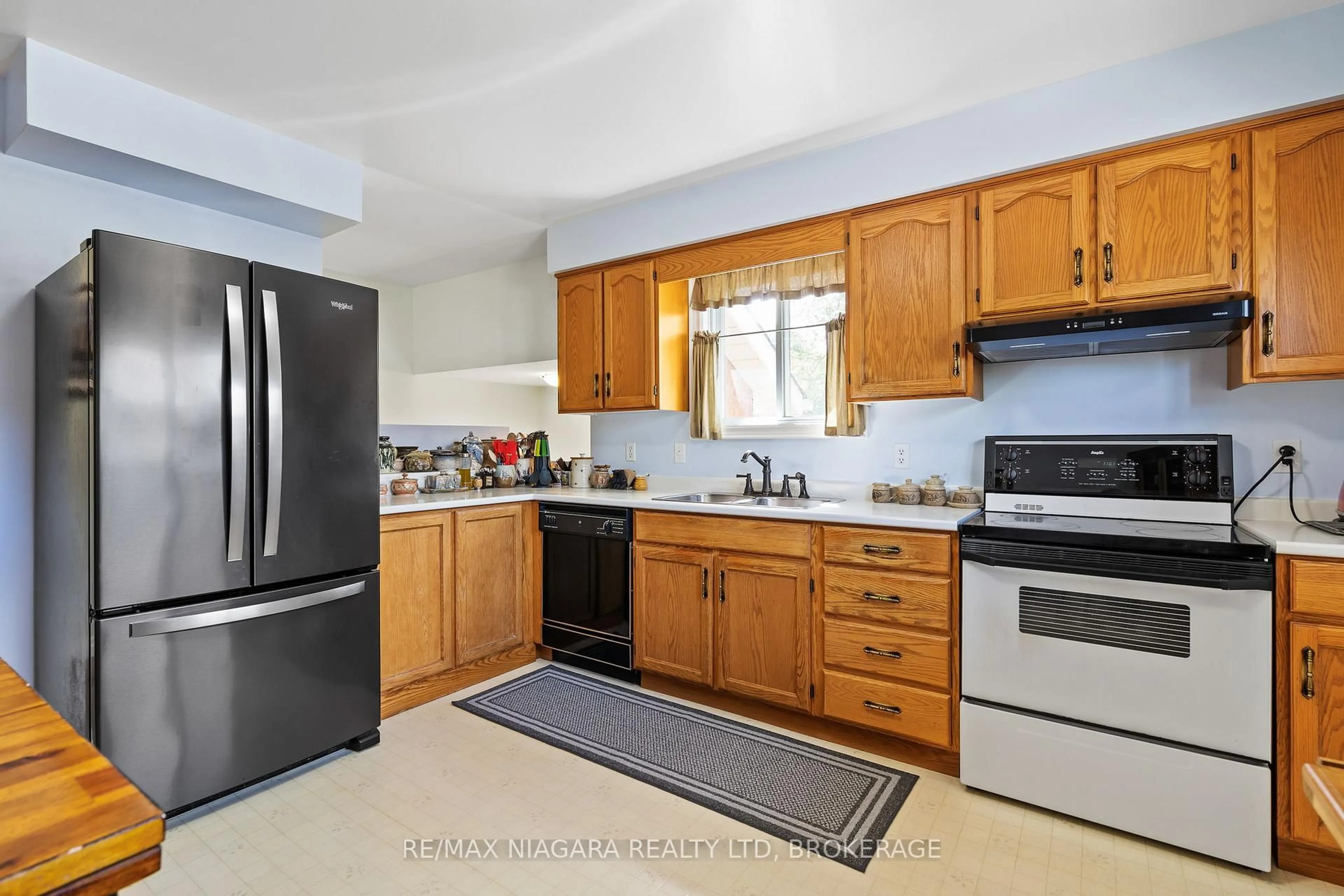 Standard kitchen, ceramic/tile floor for 59 Leeper St, St. Catharines Ontario L2S 2N1