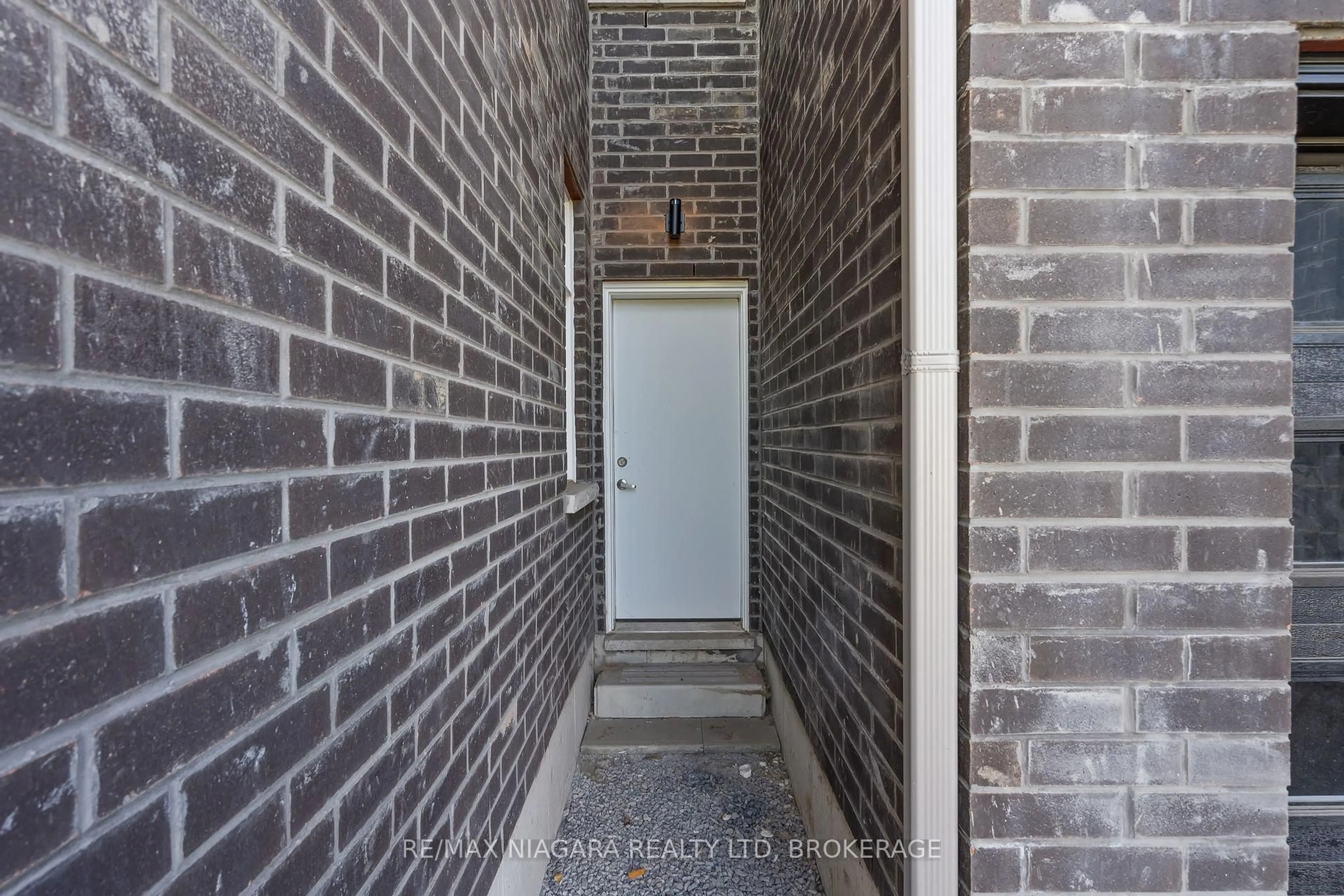 Indoor entryway for 219 WELLS Ave, Fort Erie Ontario L0S 1N0
