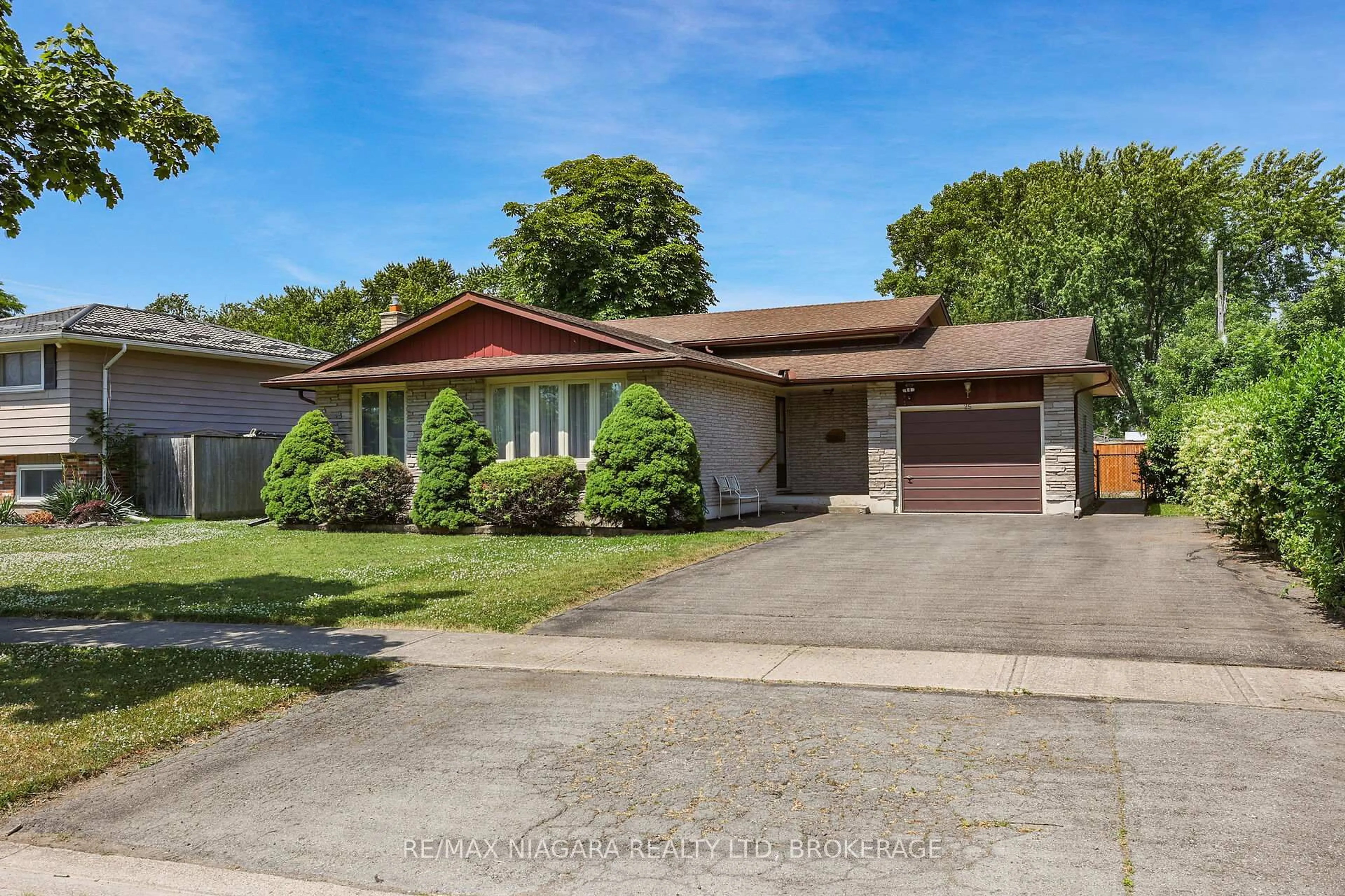 Home with brick exterior material, street for 25 Oak St, Welland Ontario L3C 3A1