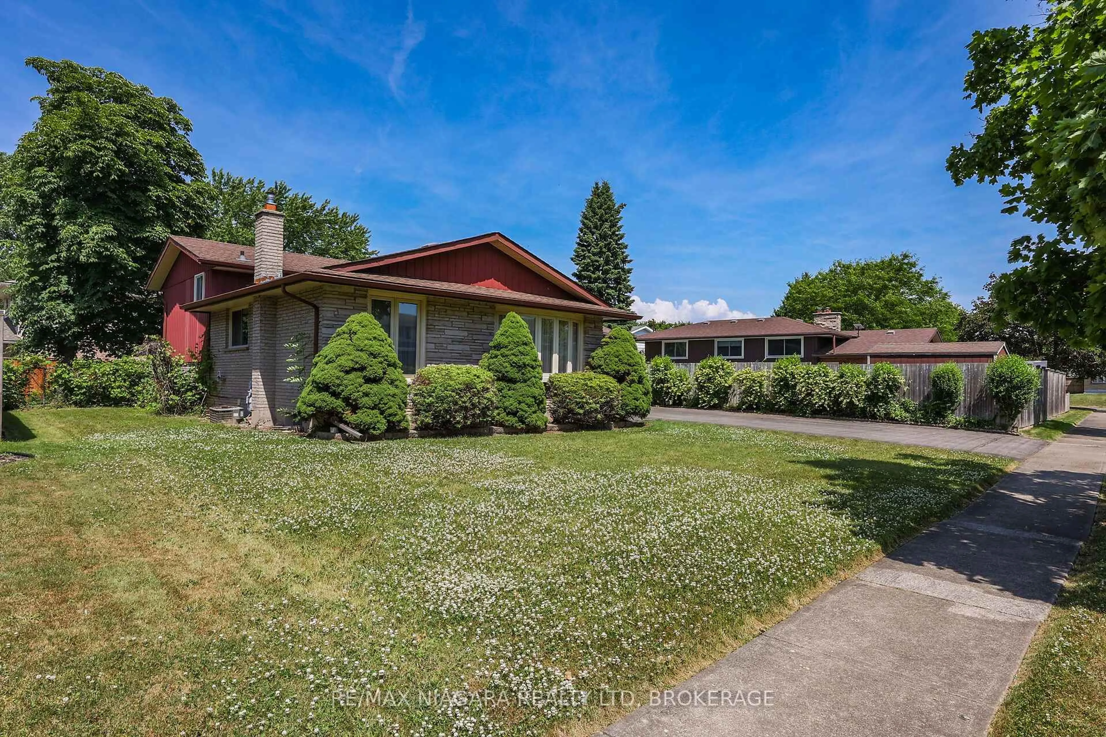 A pic from outside/outdoor area/front of a property/back of a property/a pic from drone, street for 25 Oak St, Welland Ontario L3C 3A1
