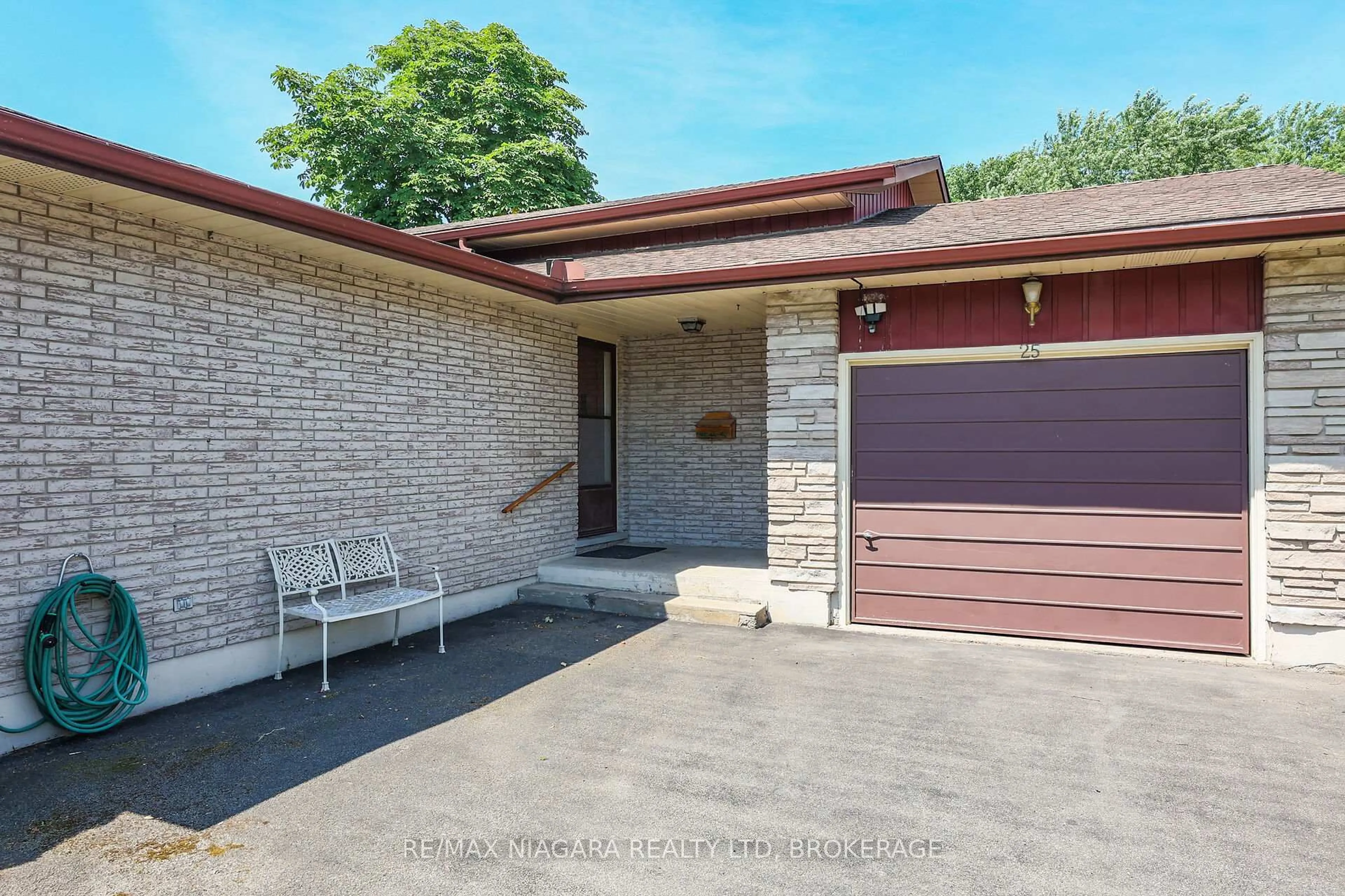 Home with brick exterior material, street for 25 Oak St, Welland Ontario L3C 3A1