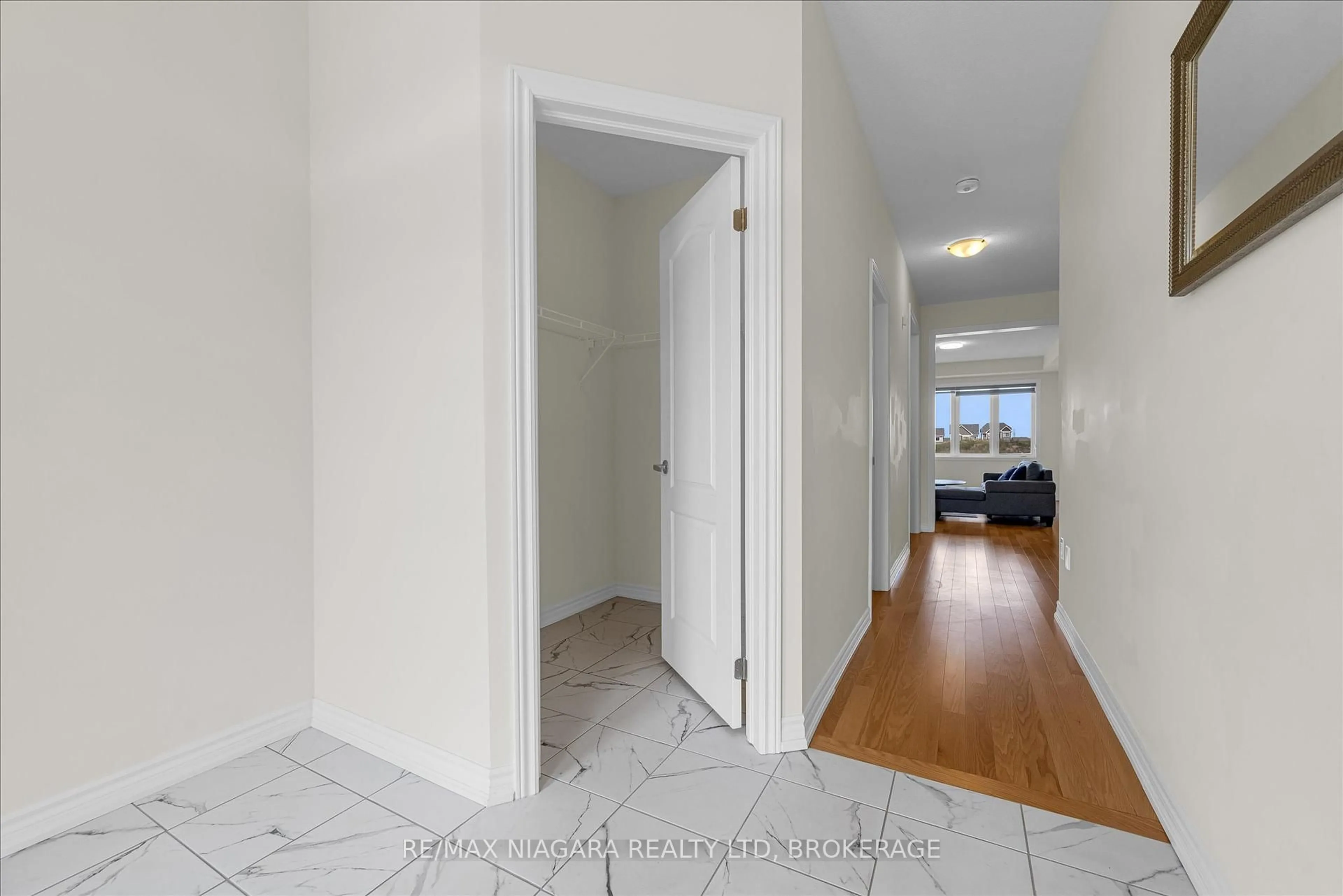 Indoor entryway for 22 PEACH St, Thorold Ontario L2E 6S4