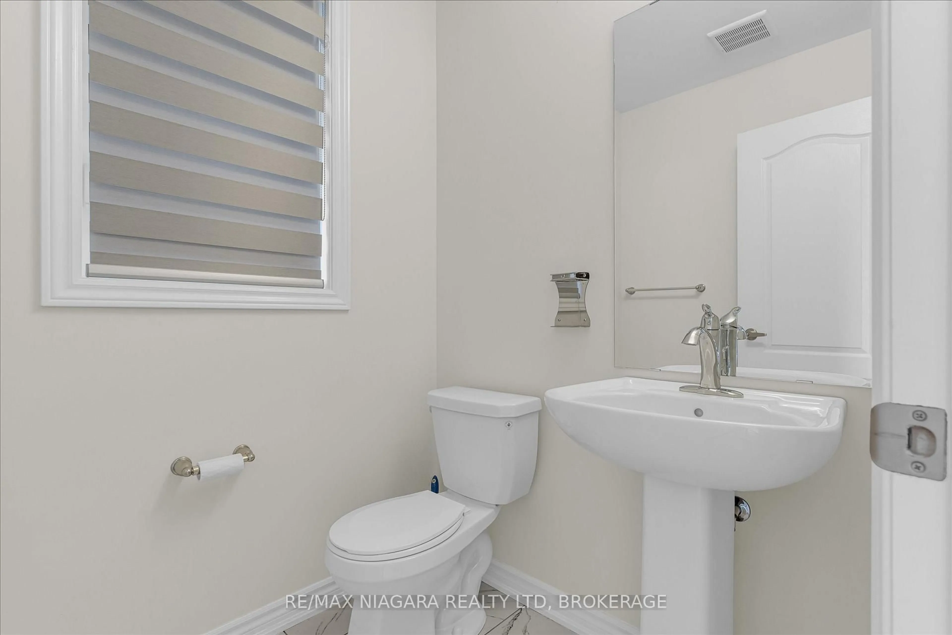 Standard bathroom, ceramic/tile floor for 22 PEACH St, Thorold Ontario L2E 6S4