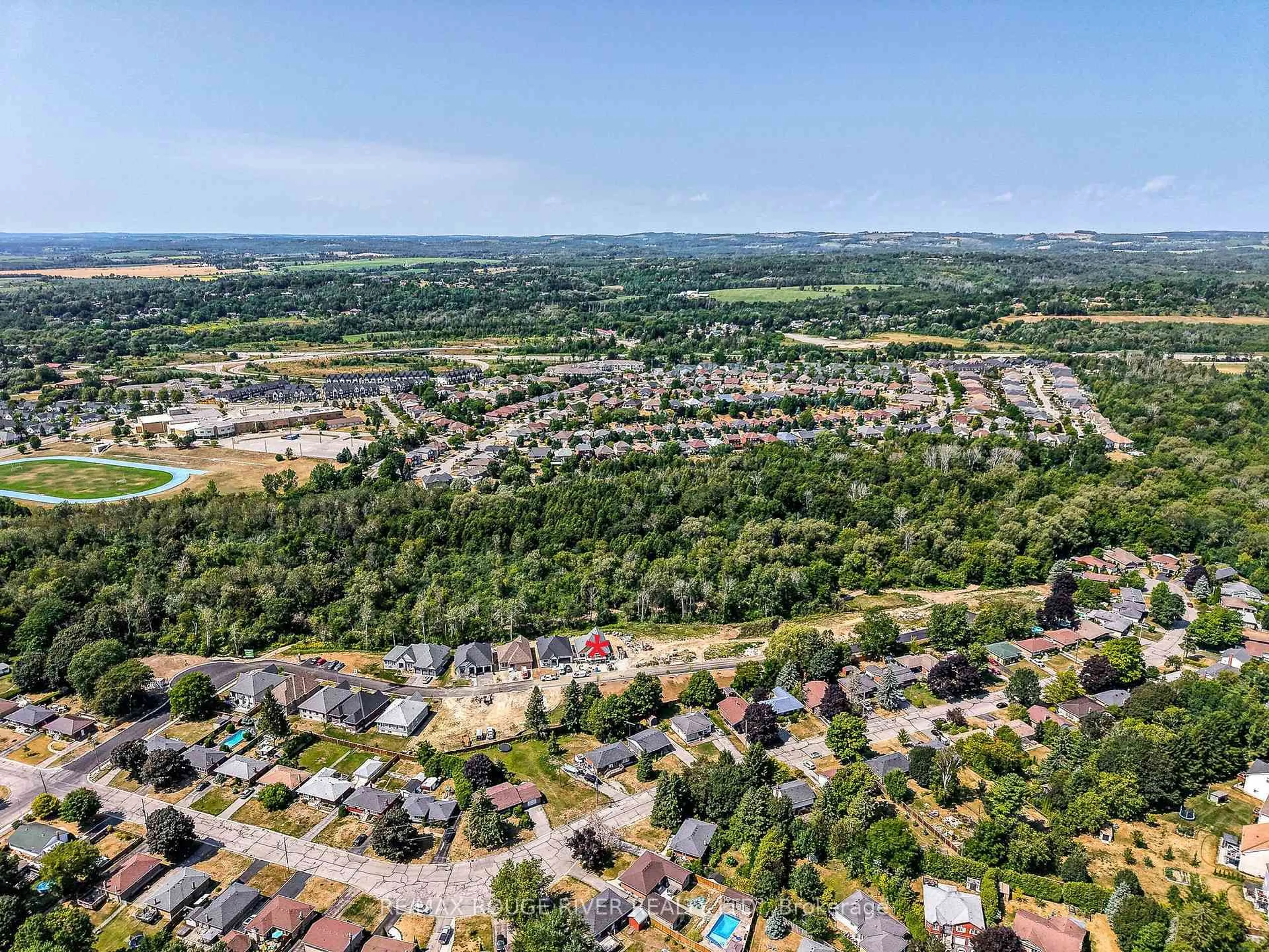 A pic from outside/outdoor area/front of a property/back of a property/a pic from drone, mountain view for 5-1000 D'ARCY St, Cobourg Ontario K9A 4B6