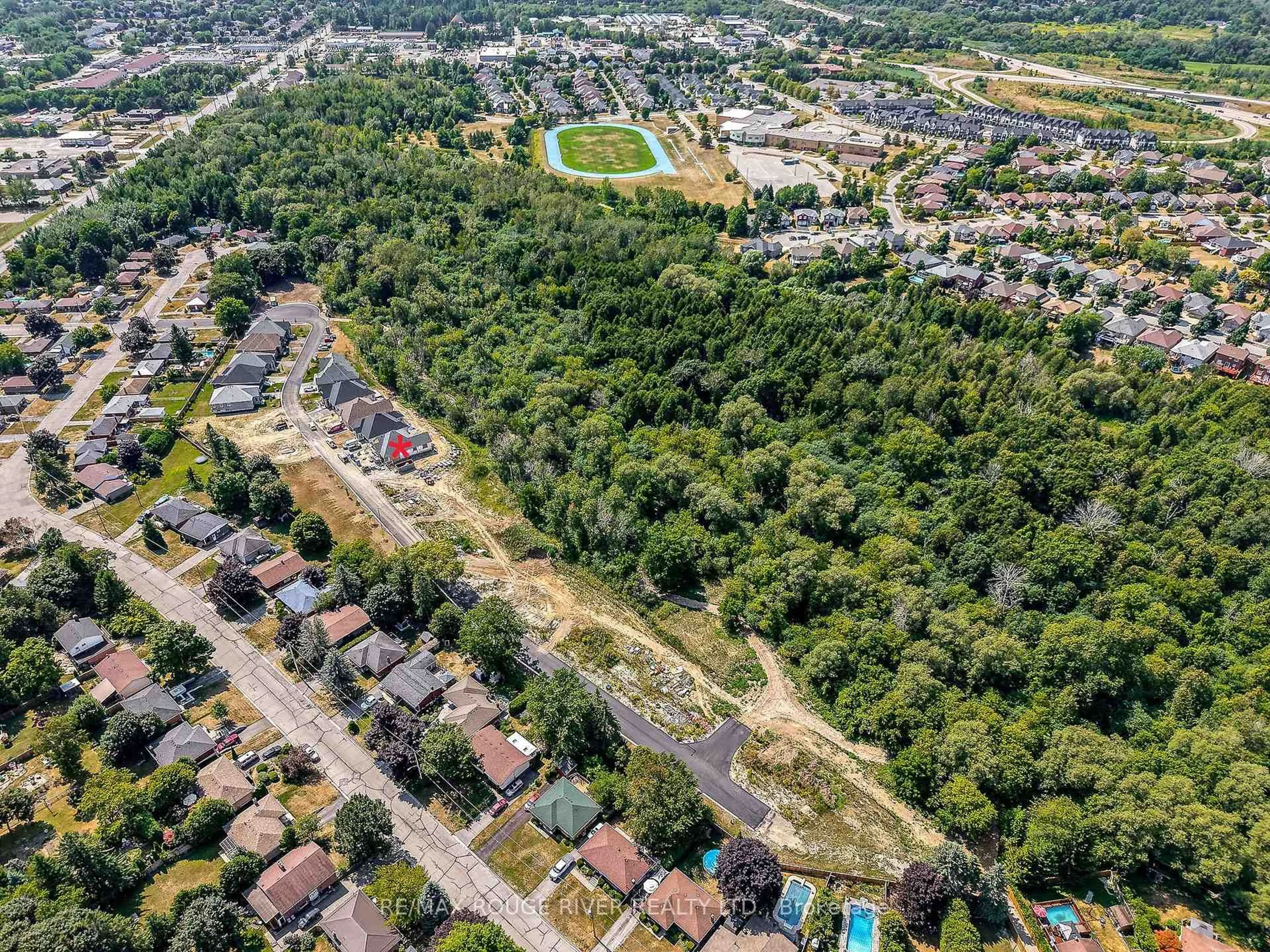 A pic from outside/outdoor area/front of a property/back of a property/a pic from drone, street for 5-1000 D'ARCY St, Cobourg Ontario K9A 4B6