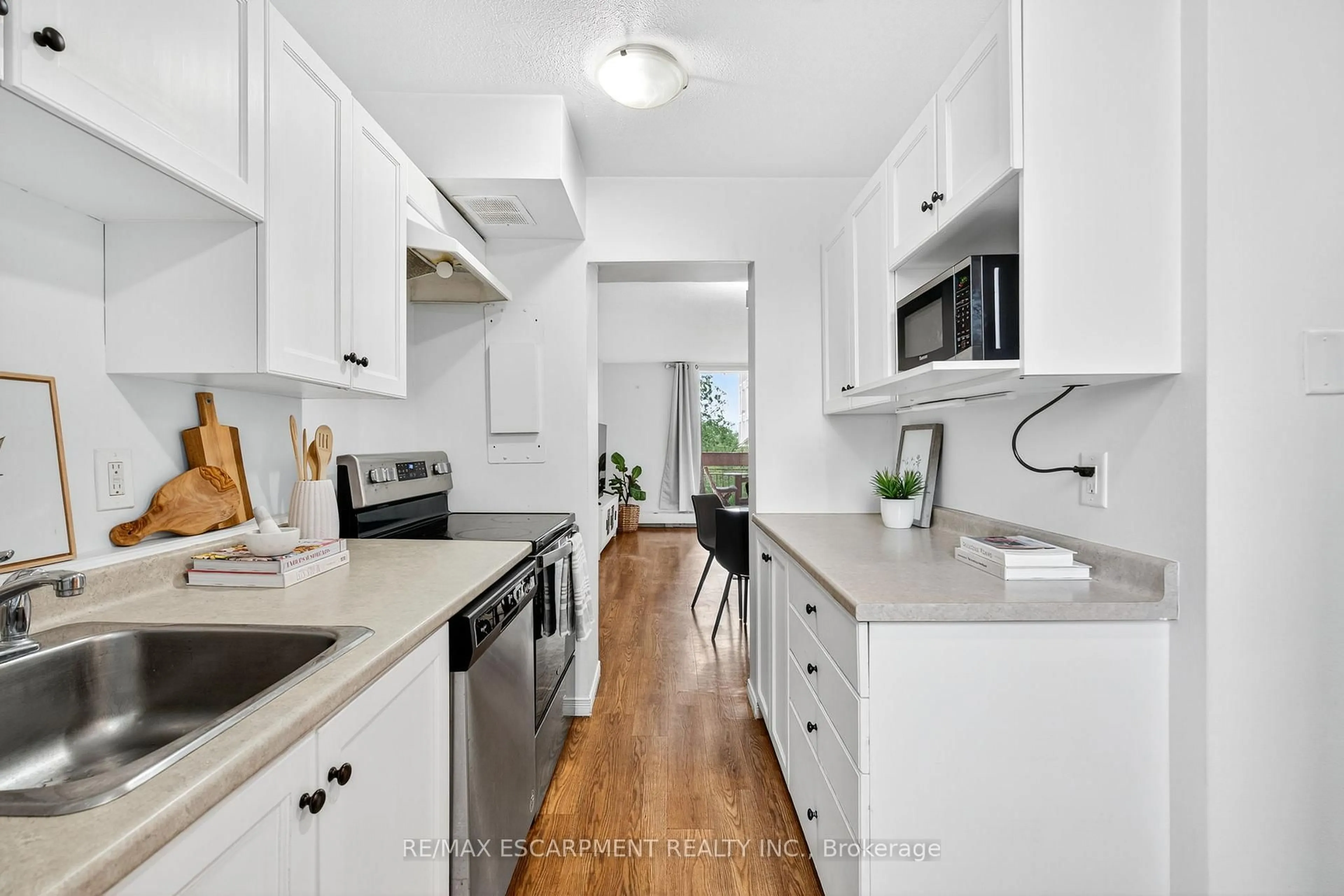 Standard kitchen, unknown for 350 Quigley Rd #320, Hamilton Ontario L8K 5N2