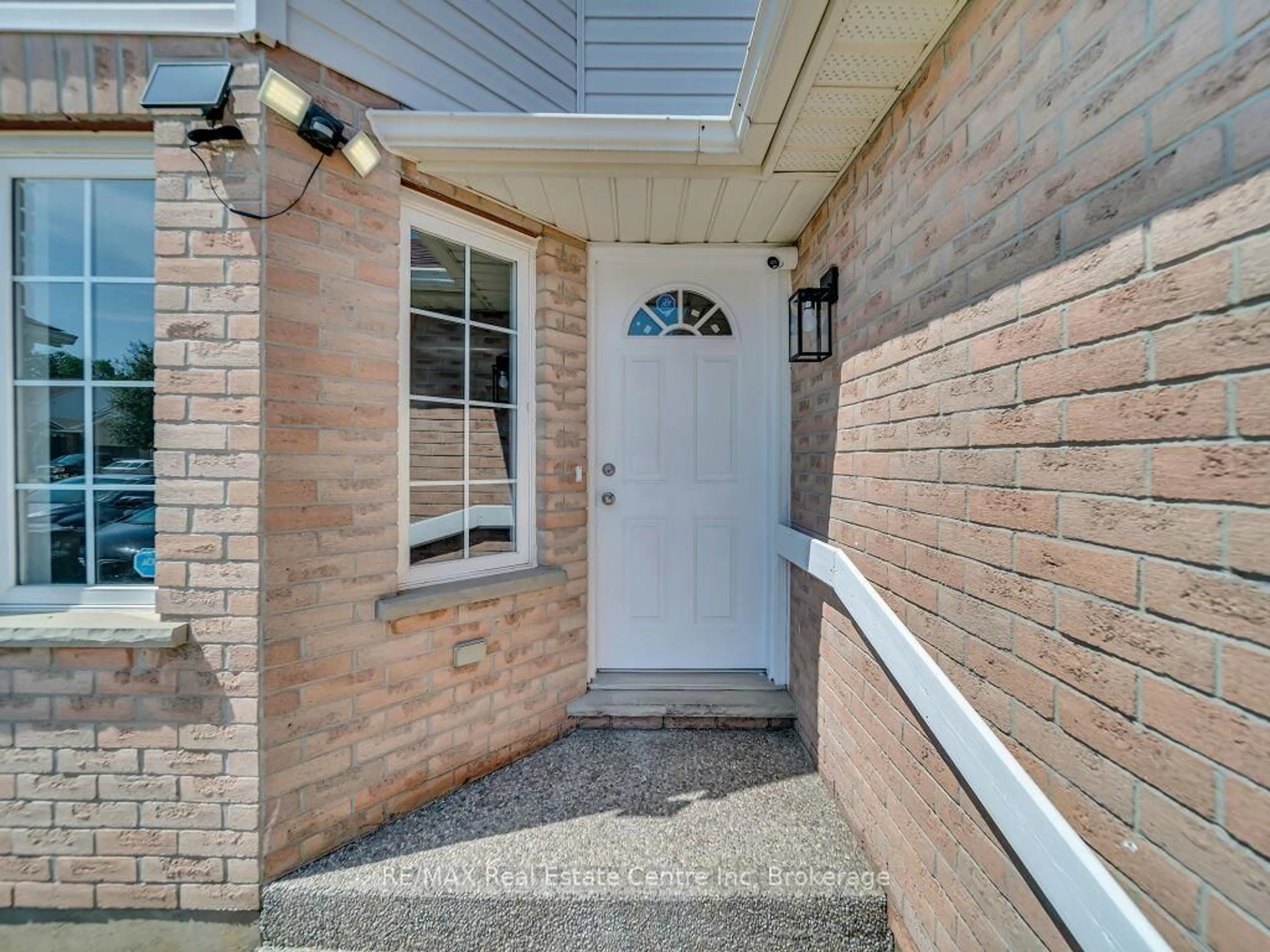 Indoor entryway for 9 Ryde Rd, Guelph Ontario N1K 1V8