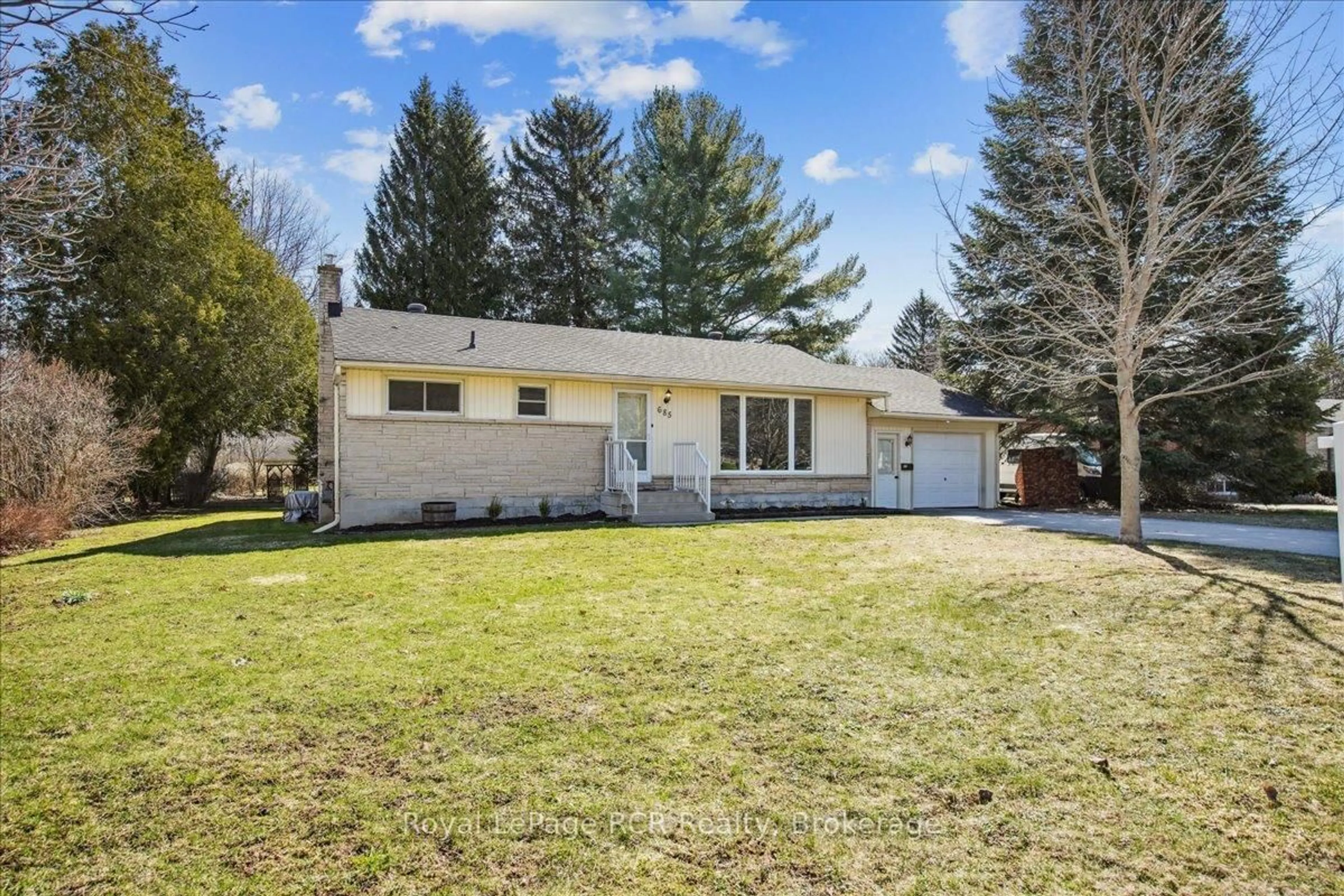 Home with vinyl exterior material, street for 685 5th Ave, Owen Sound Ontario N4K 5A2